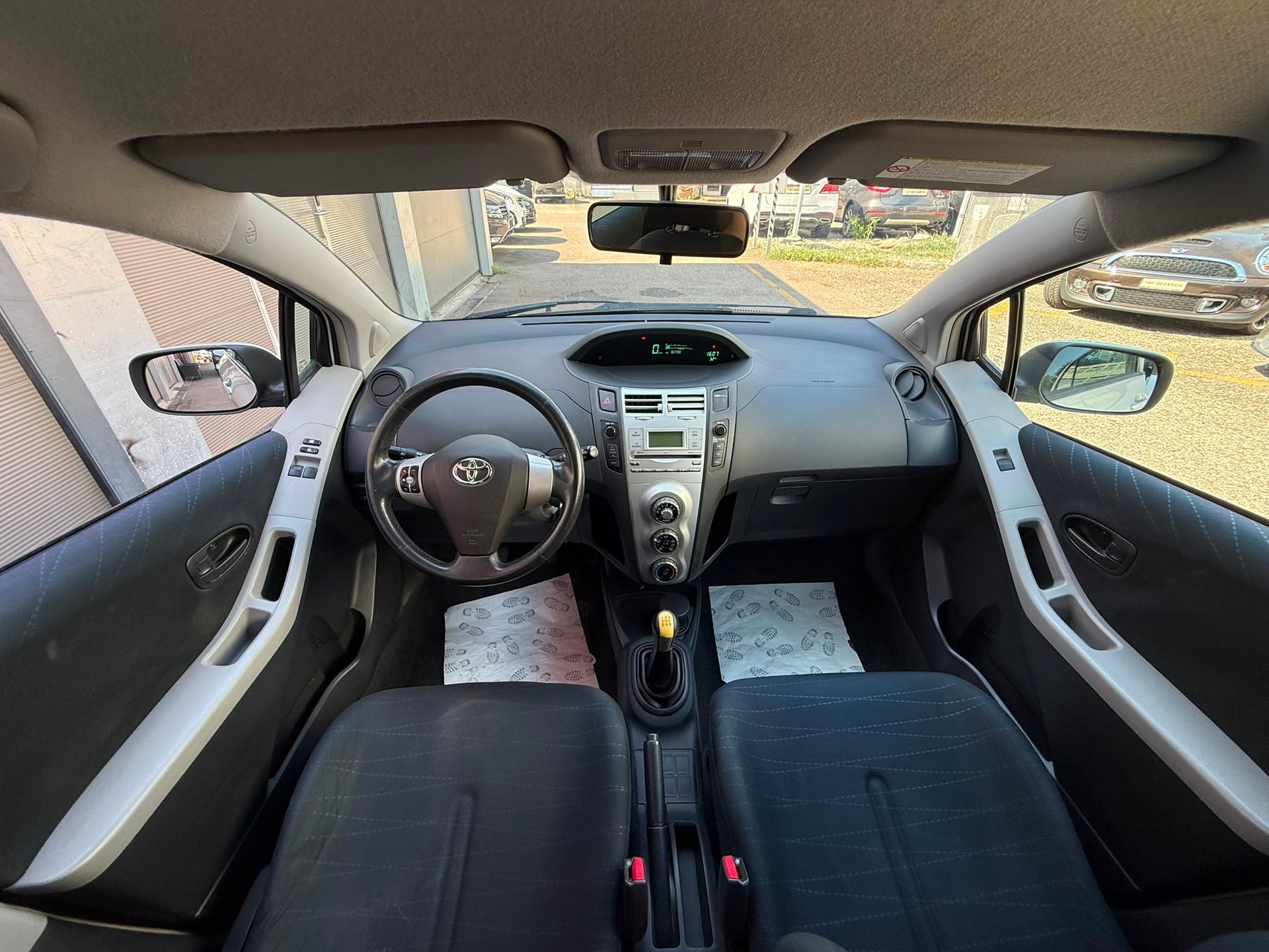 TOYOTA Yaris 1.3 Linea Sol-image-8