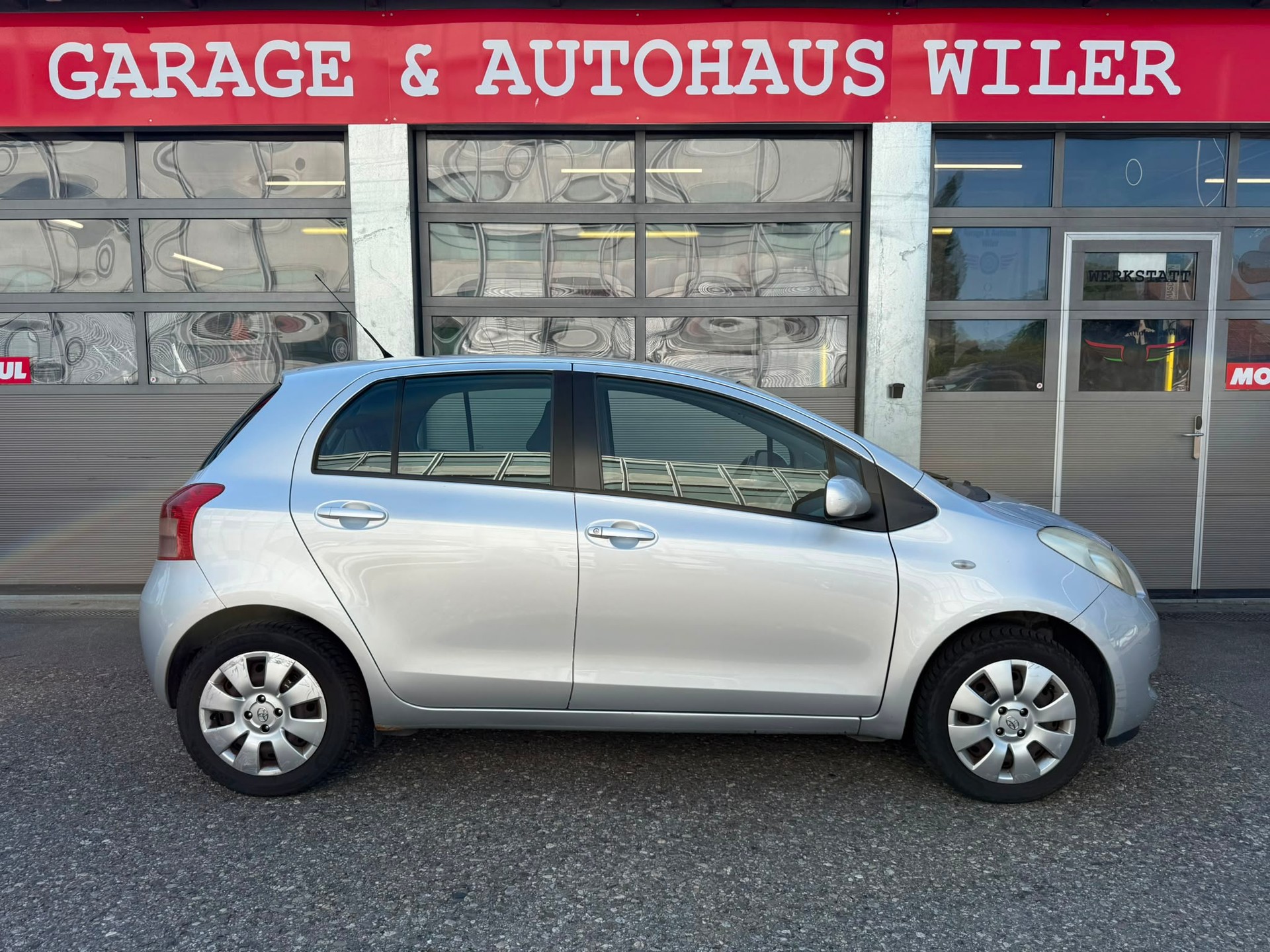 TOYOTA Yaris 1.3 Linea Sol-image-3