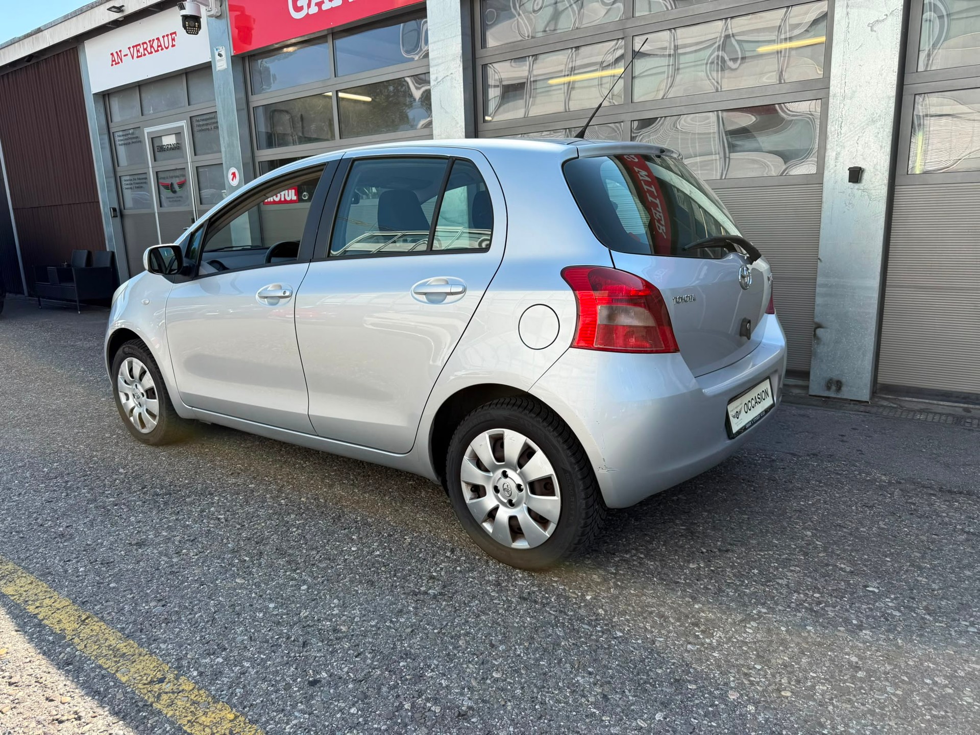 TOYOTA Yaris 1.3 Linea Sol-image-6