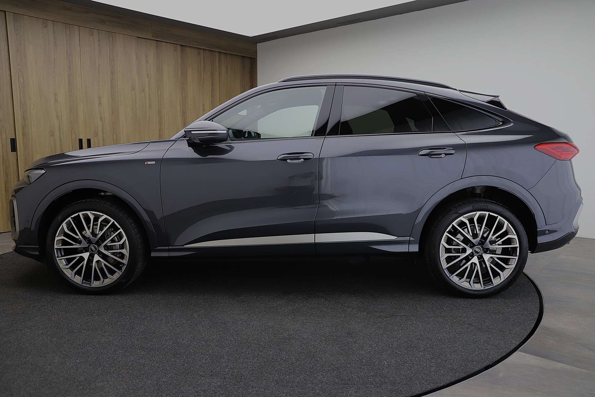 AUDI Q5 Sportback TFSI quattro S-tronic S-Line Interieur + Exterieur Edition One Paket-image-2