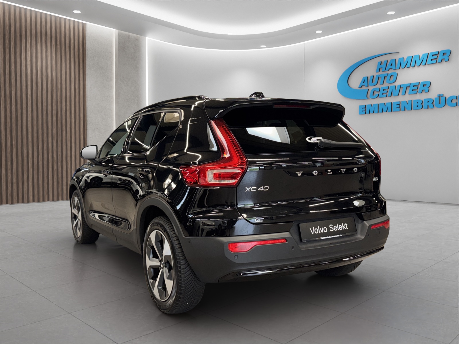 VOLVO XC40 2.0 B3 MH Plus Dark-image-2