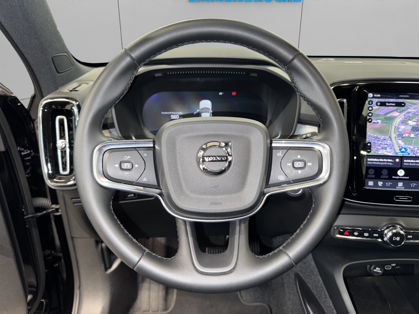 VOLVO XC40 2.0 B3 MH Plus Dark-image-7