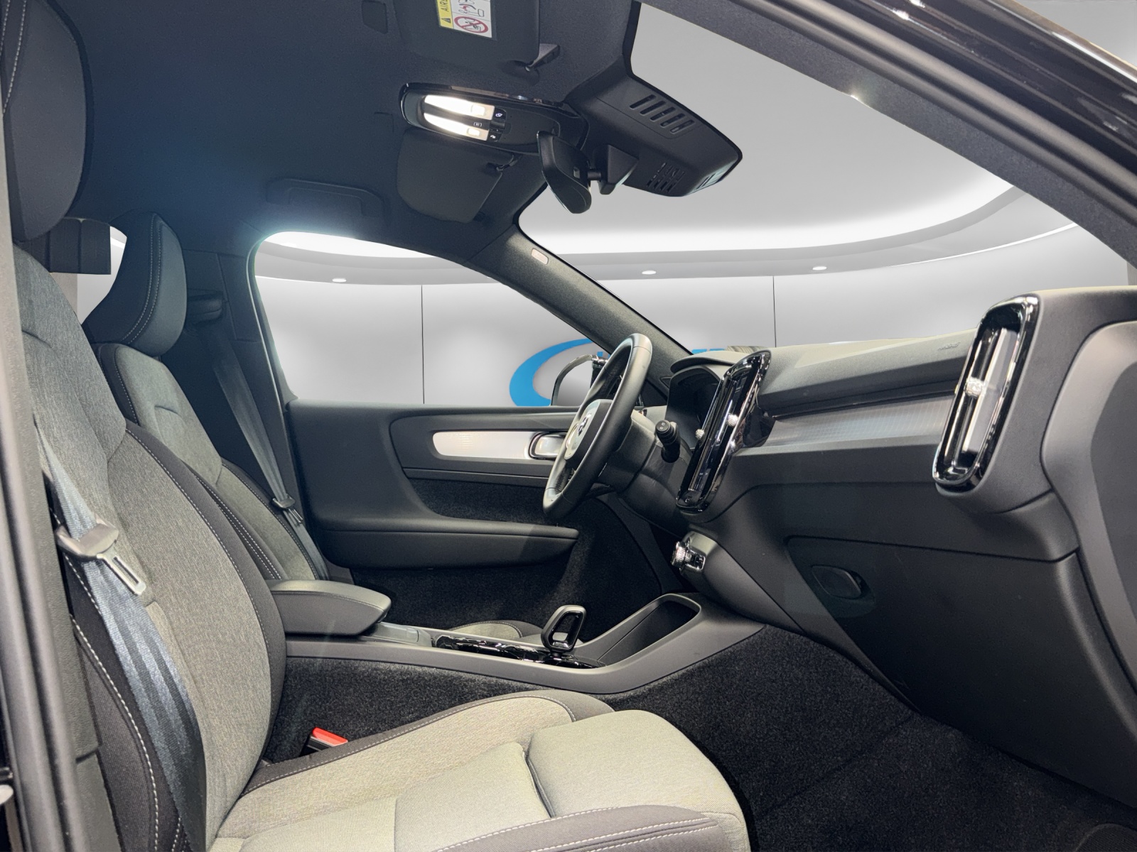 VOLVO XC40 2.0 B3 MH Plus Dark-image-9