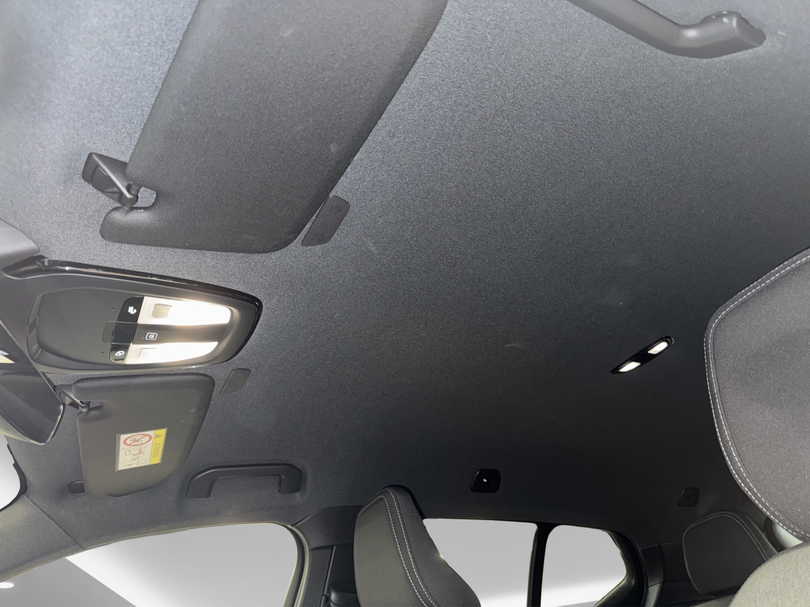 VOLVO XC40 2.0 B3 MH Plus Dark-image-14