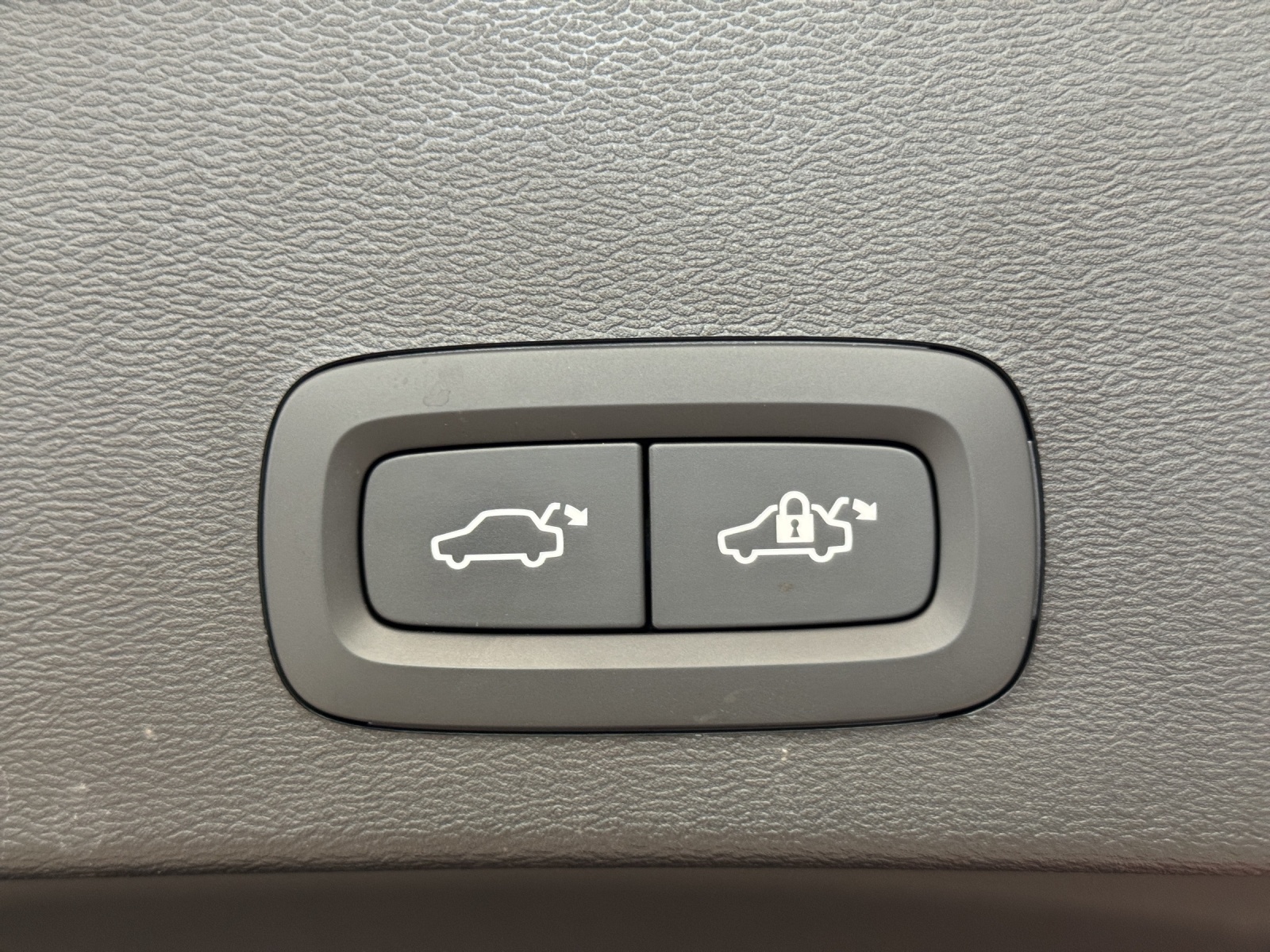 VOLVO XC40 2.0 B3 MH Plus Dark-image-15