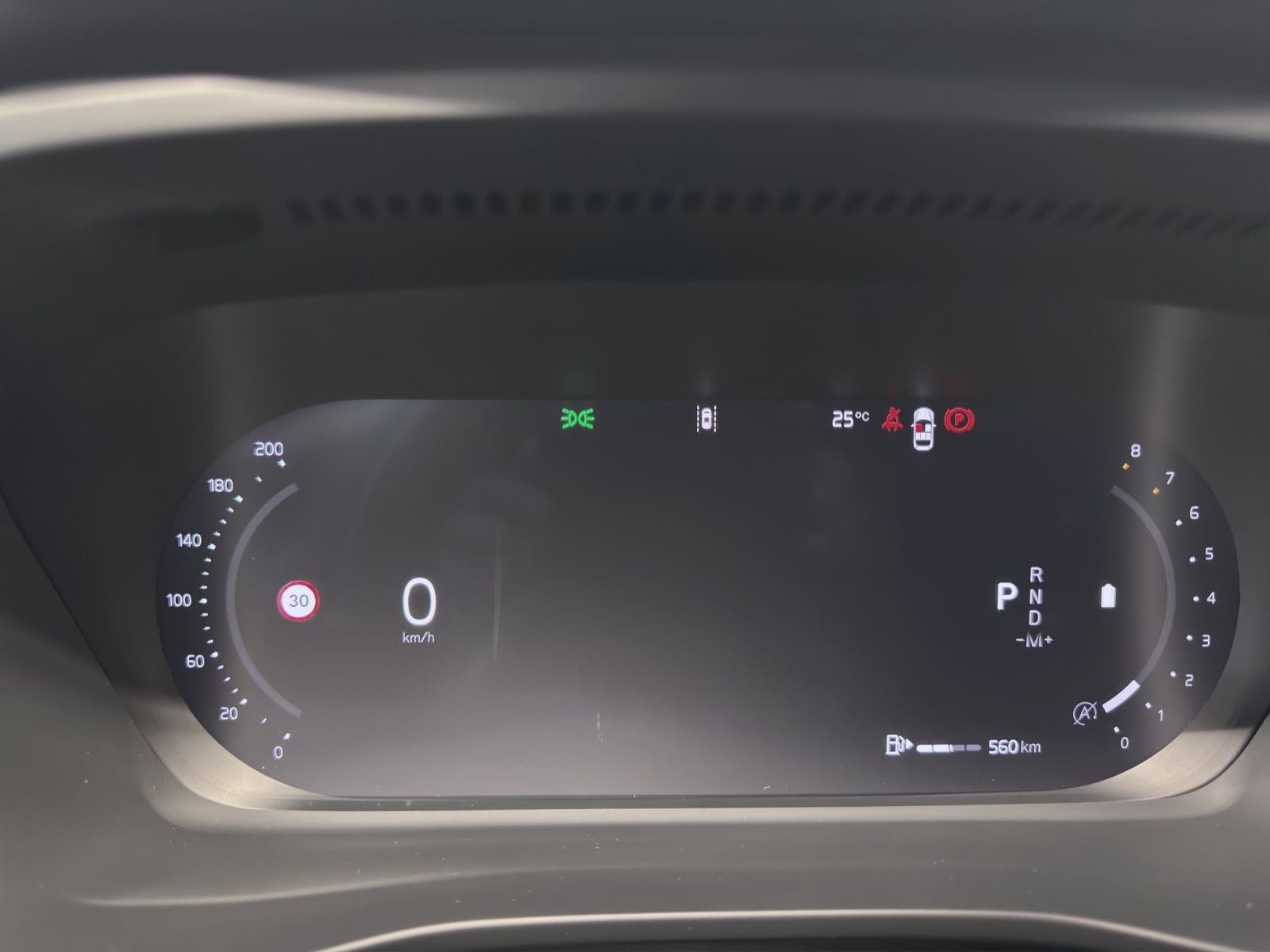 VOLVO XC40 2.0 B3 MH Plus Dark-image-12