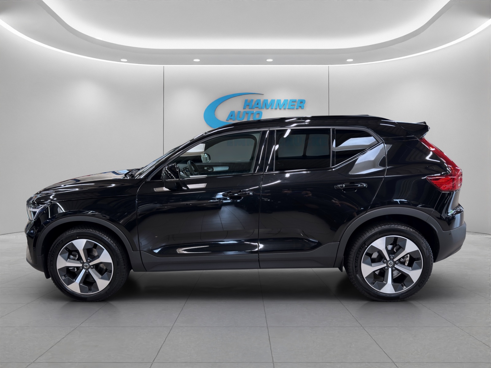 VOLVO XC40 2.0 B3 MH Plus Dark-image-1