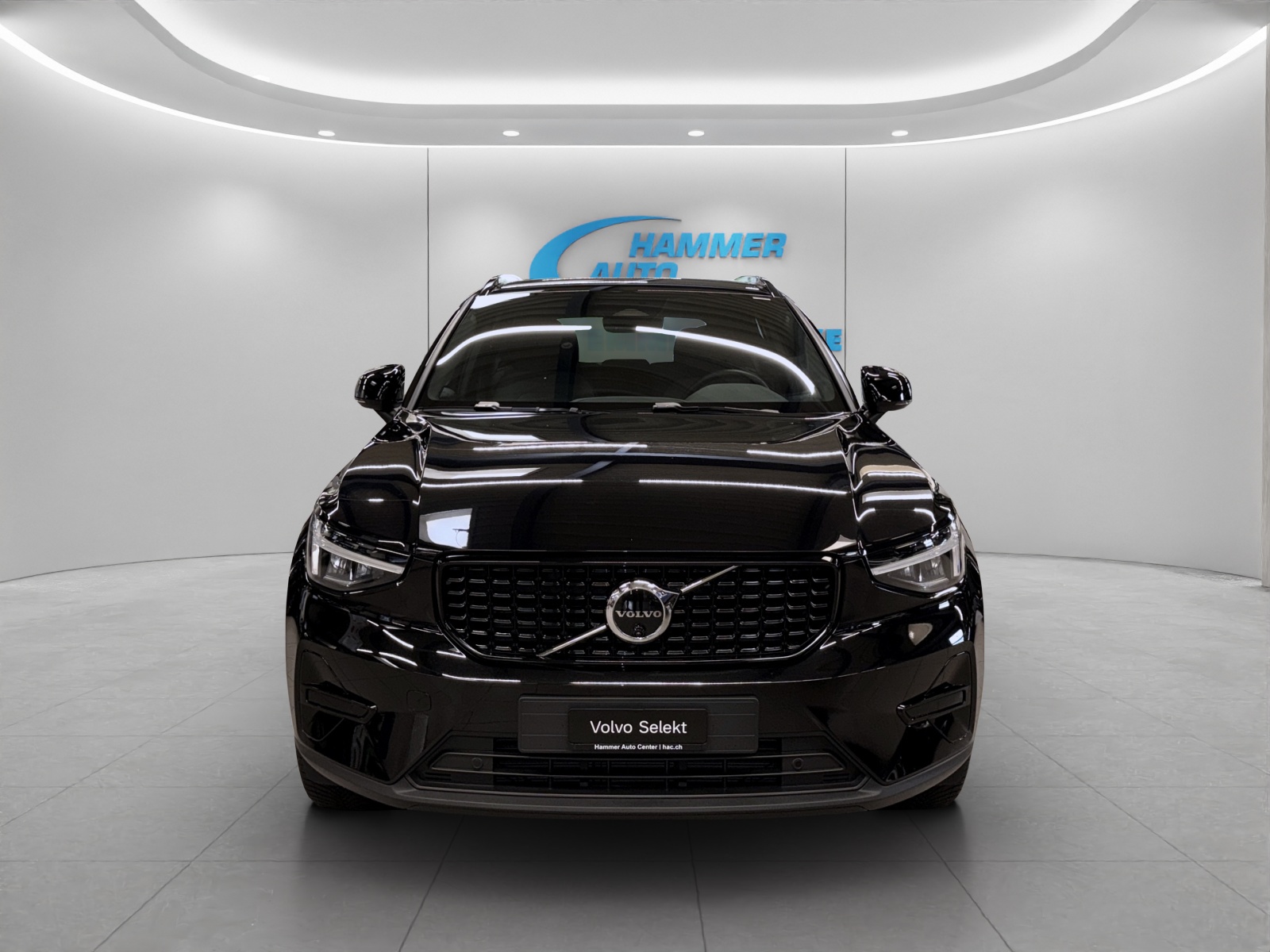 VOLVO XC40 2.0 B3 MH Plus Dark-image-3