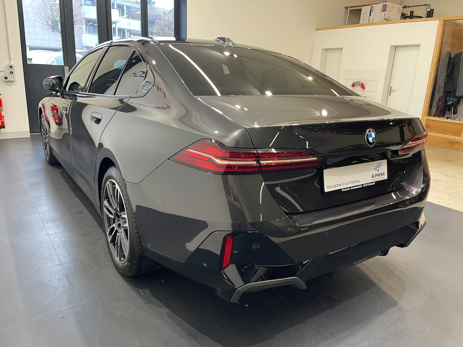 BMW 520i 48V M Sport Steptronic-image-7