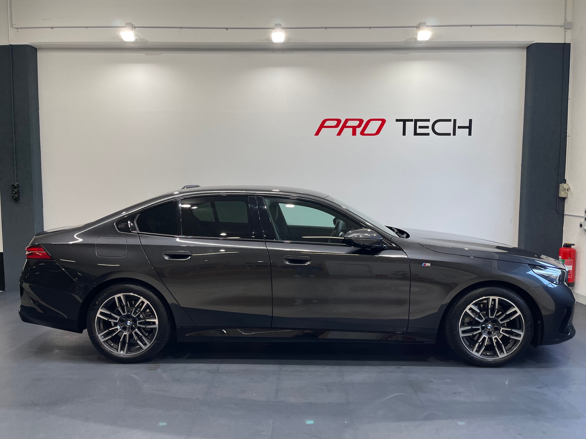BMW 520i 48V M Sport Steptronic-image-1