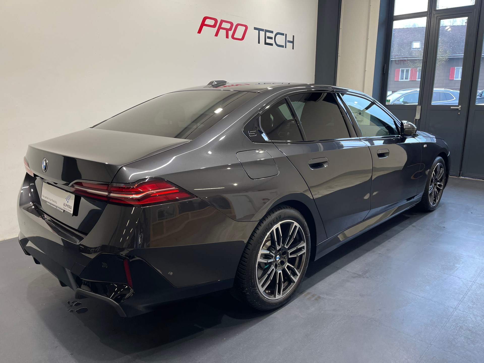 BMW 520i 48V M Sport Steptronic-image-2