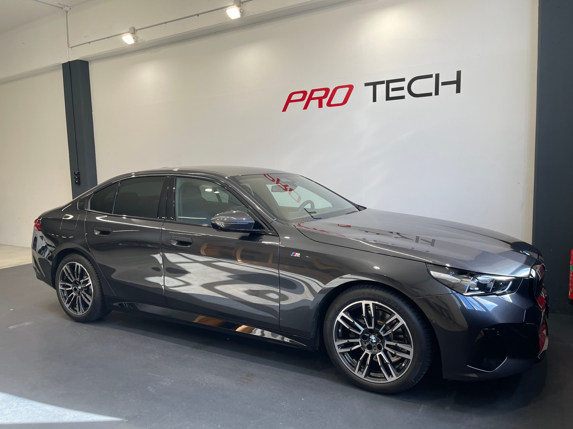BMW 520i 48V M Sport Steptronic-image-0