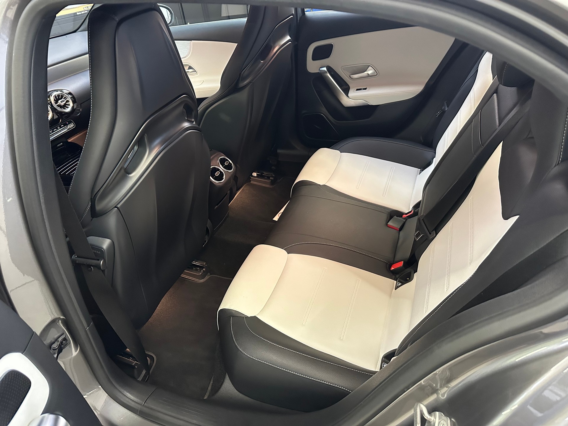 MERCEDES-BENZ A 35 AMG 4Matic Speedshift-image-10