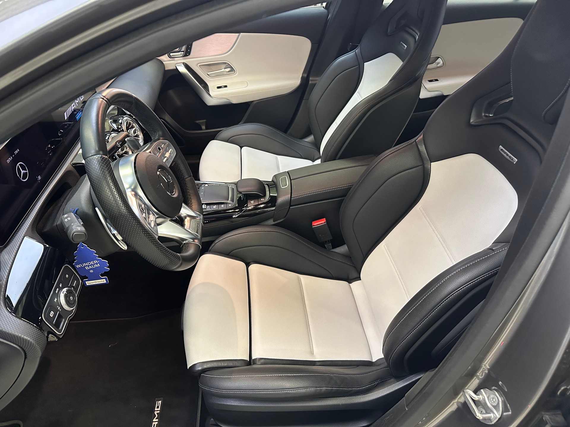 MERCEDES-BENZ A 35 AMG 4Matic Speedshift-image-9
