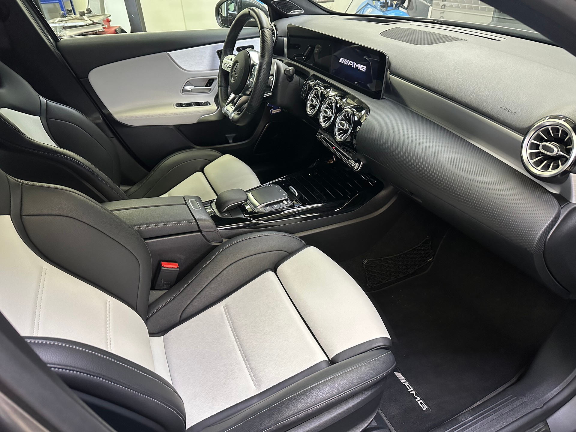 MERCEDES-BENZ A 35 AMG 4Matic Speedshift-image-6