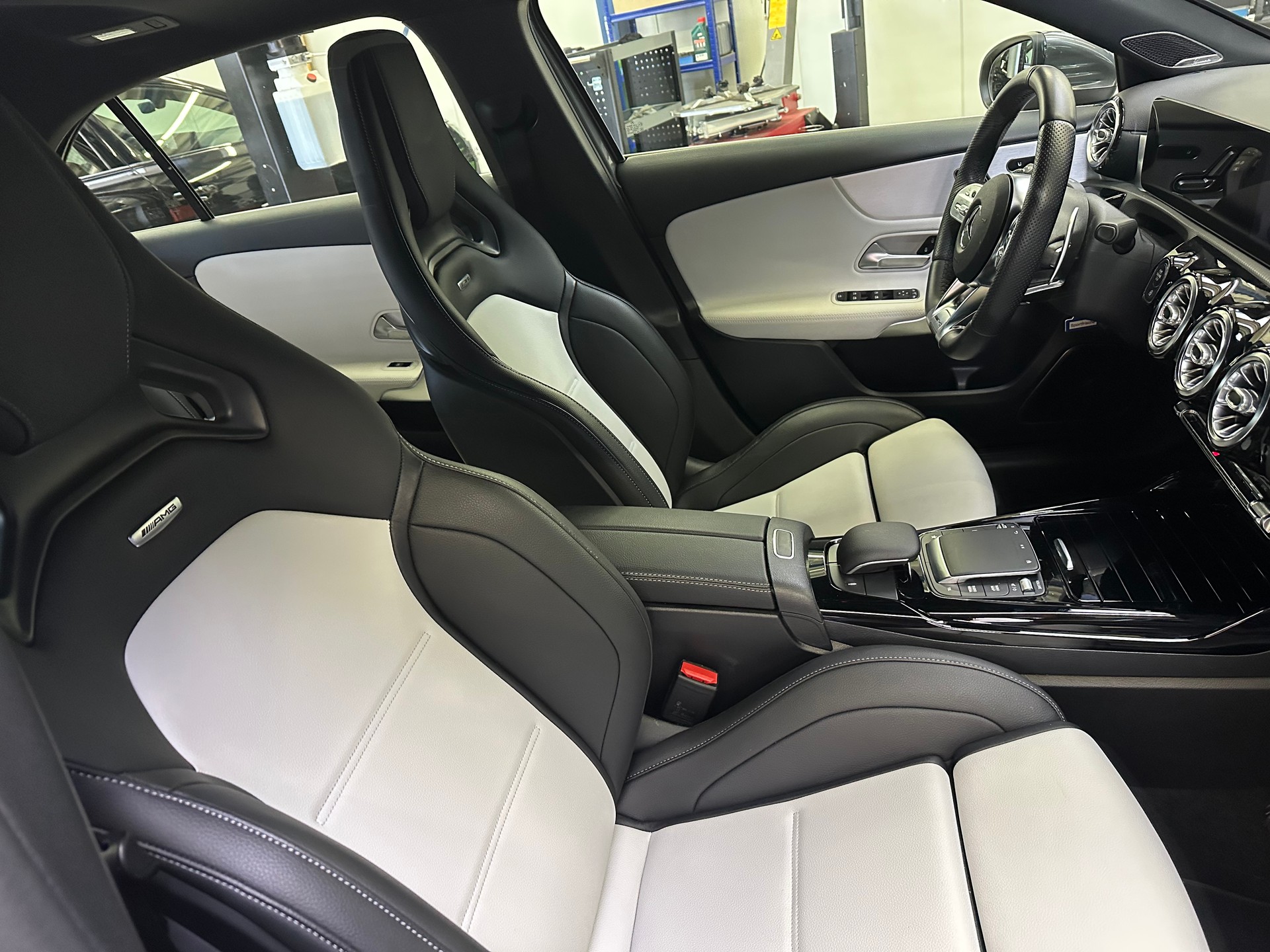 MERCEDES-BENZ A 35 AMG 4Matic Speedshift-image-7