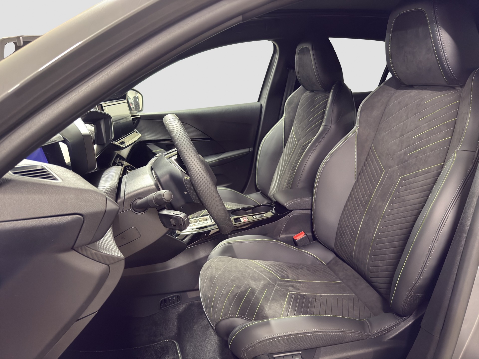 PEUGEOT 208 1.2 Hybrid 145 GT Exclusive-image-8