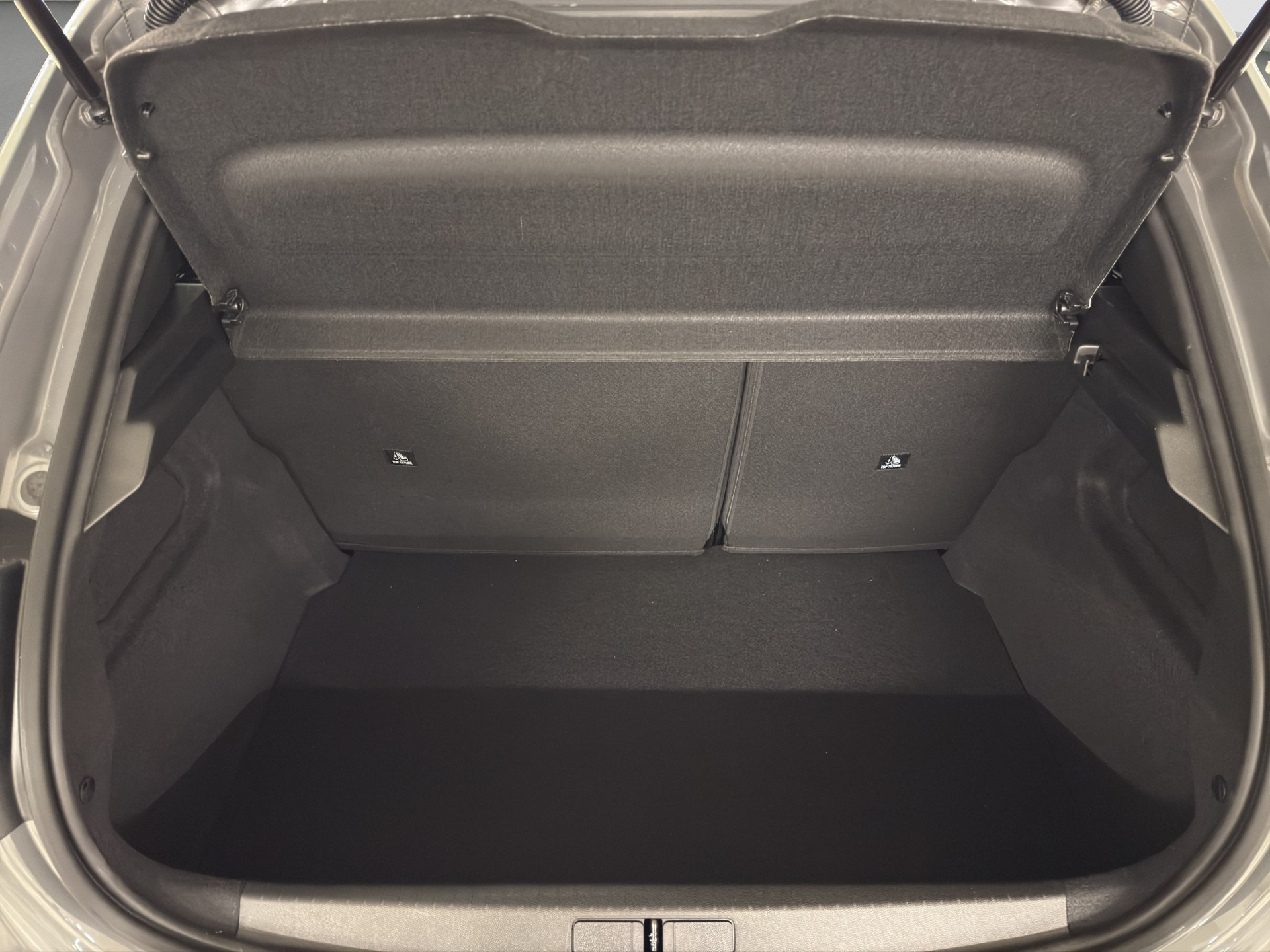 PEUGEOT 208 1.2 Hybrid 145 GT Exclusive-image-15