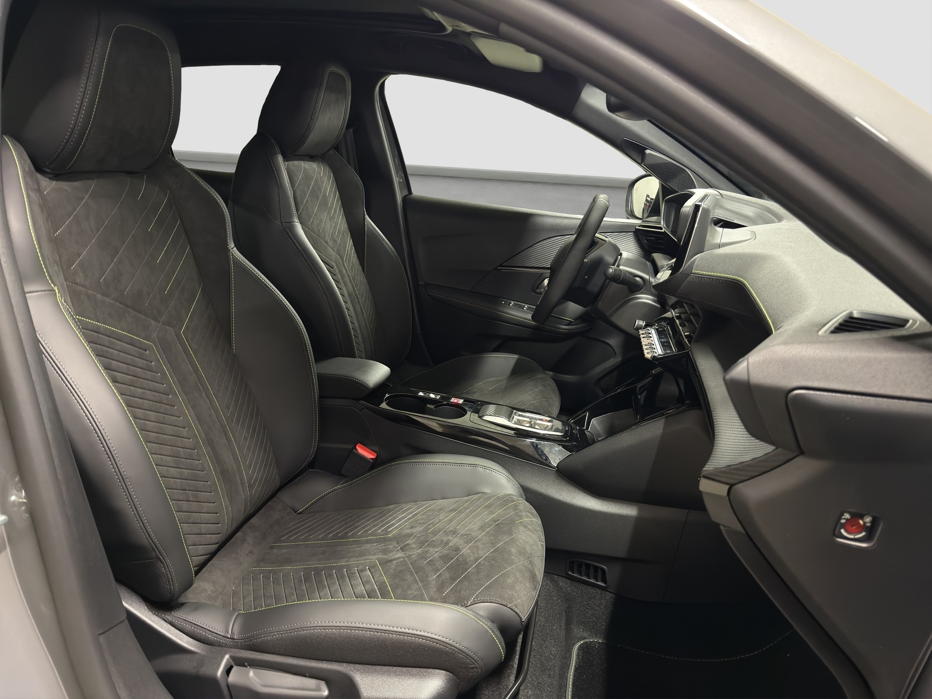 PEUGEOT 208 1.2 Hybrid 145 GT Exclusive-image-9