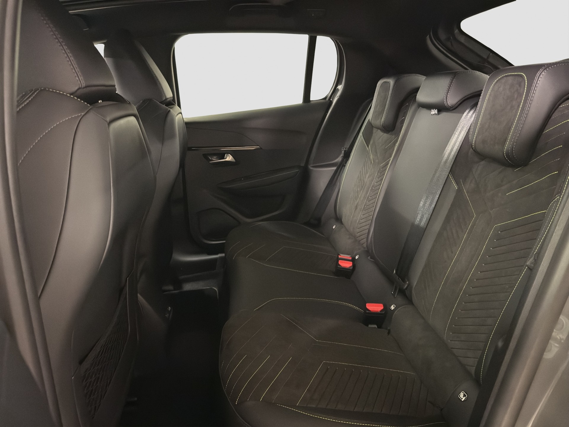 PEUGEOT 208 1.2 Hybrid 145 GT Exclusive-image-10