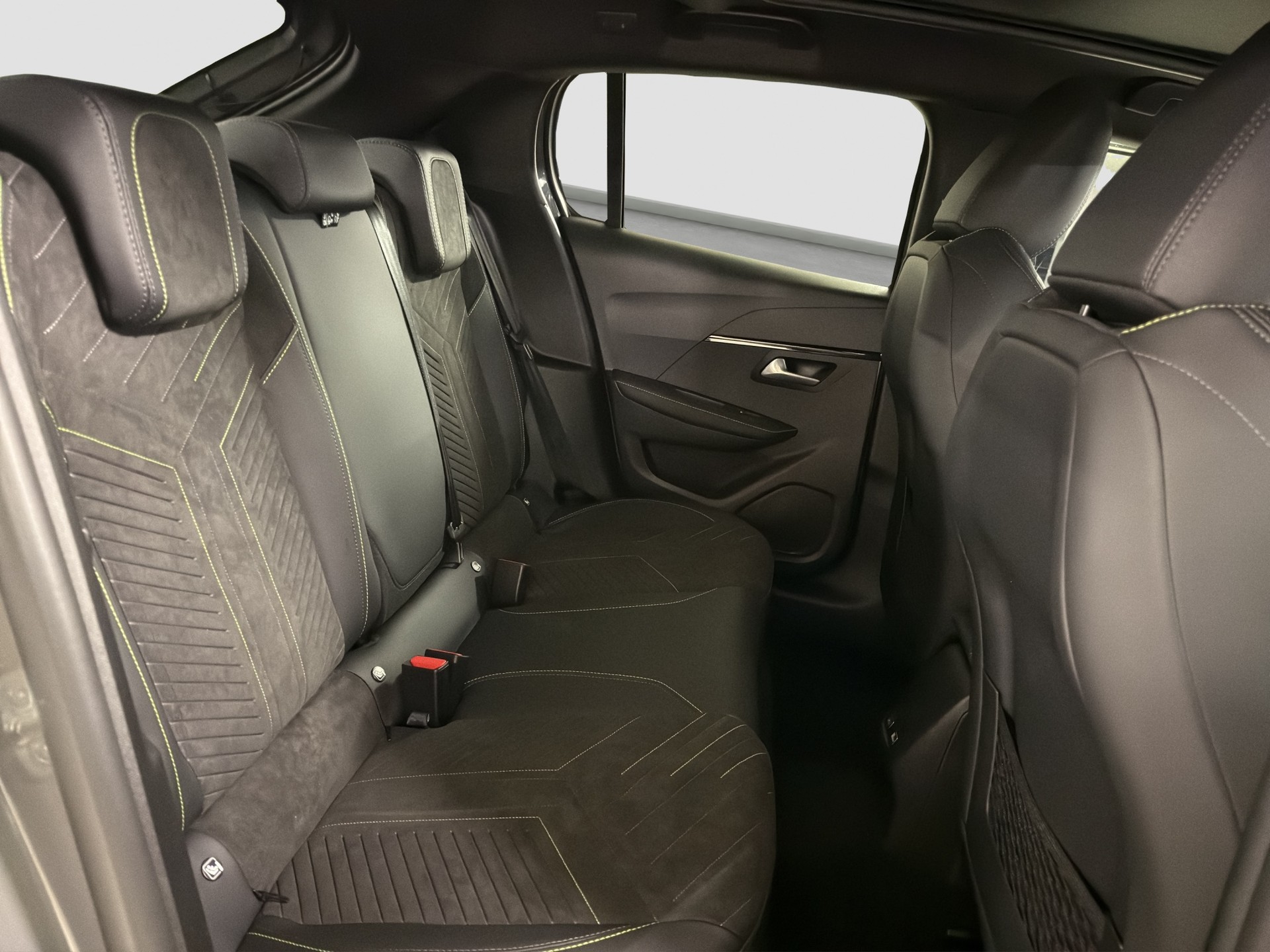 PEUGEOT 208 1.2 Hybrid 145 GT Exclusive-image-11