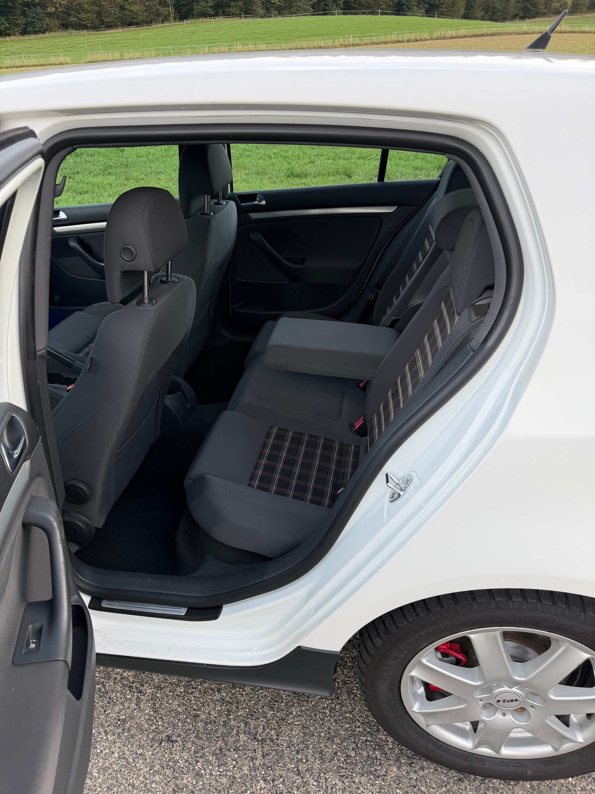 VW Golf 2.0 TFSI GTI-image-12