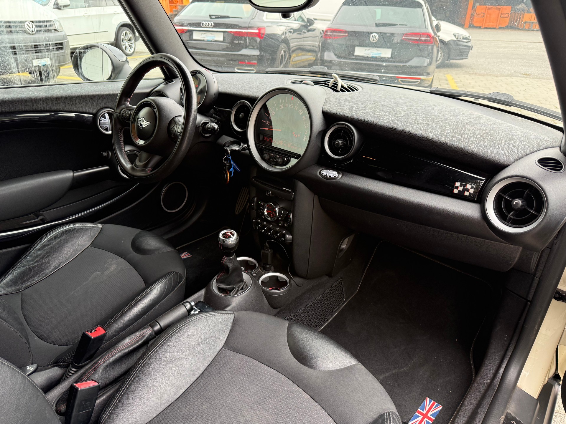 MINI Mini Cooper Clubman JCW-image-12