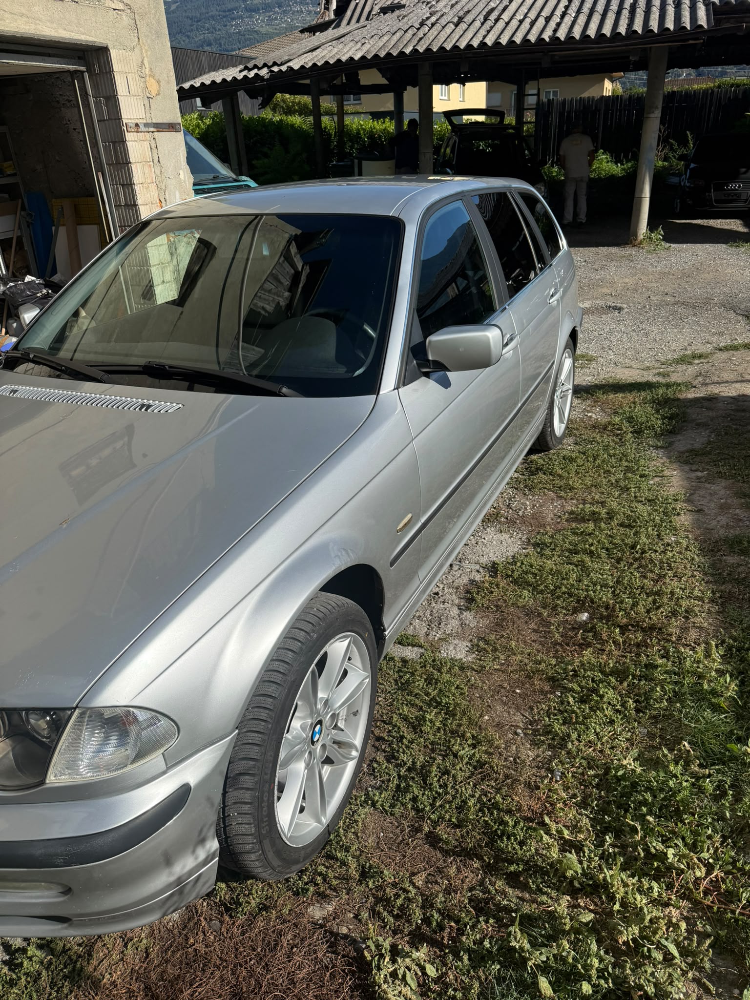 BMW 330xi-image-2