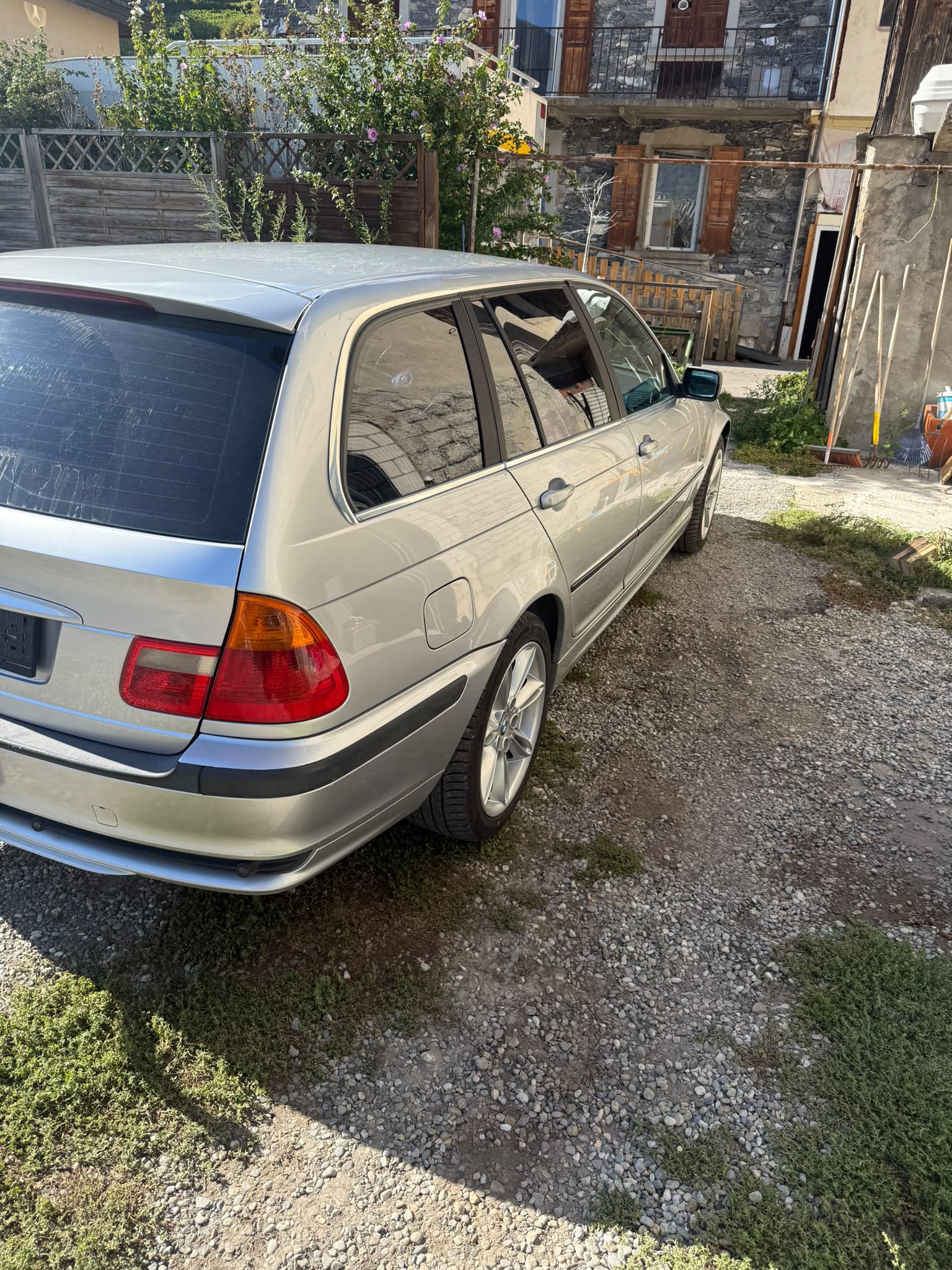 BMW 330xi-image-1