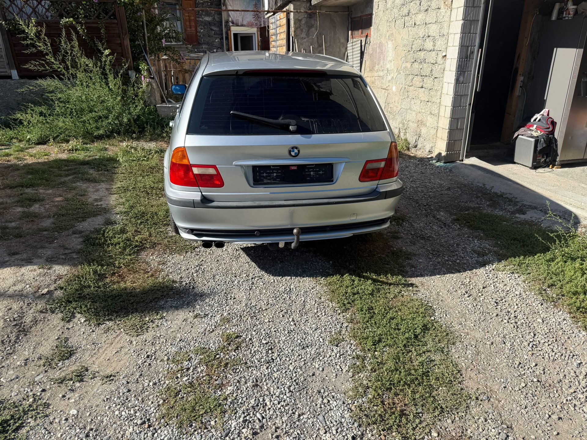 BMW 330xi-image-3