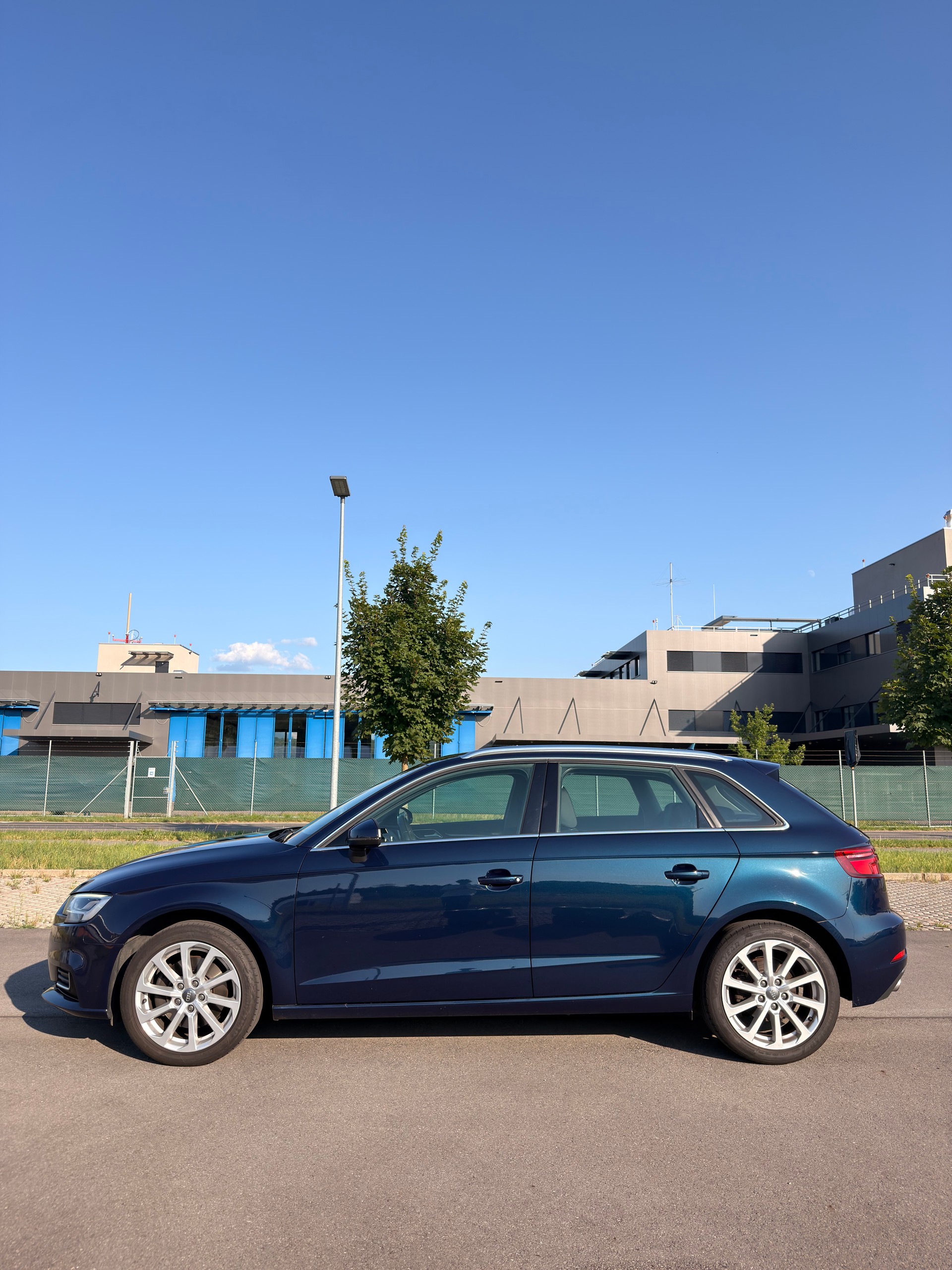 AUDI A3 Sportback 2.0 TFSI Sport quattro S-tronic-image-2