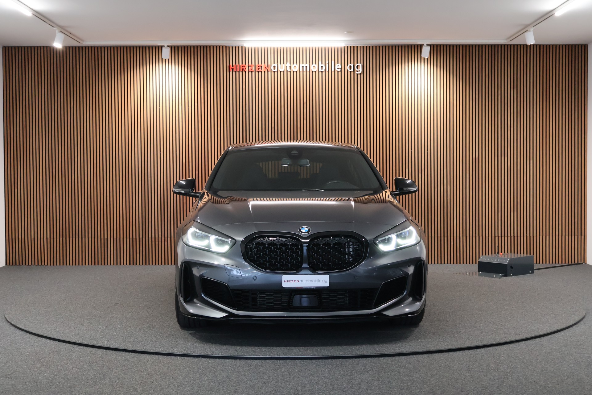 BMW M135i xDrive Steptronic-image-7
