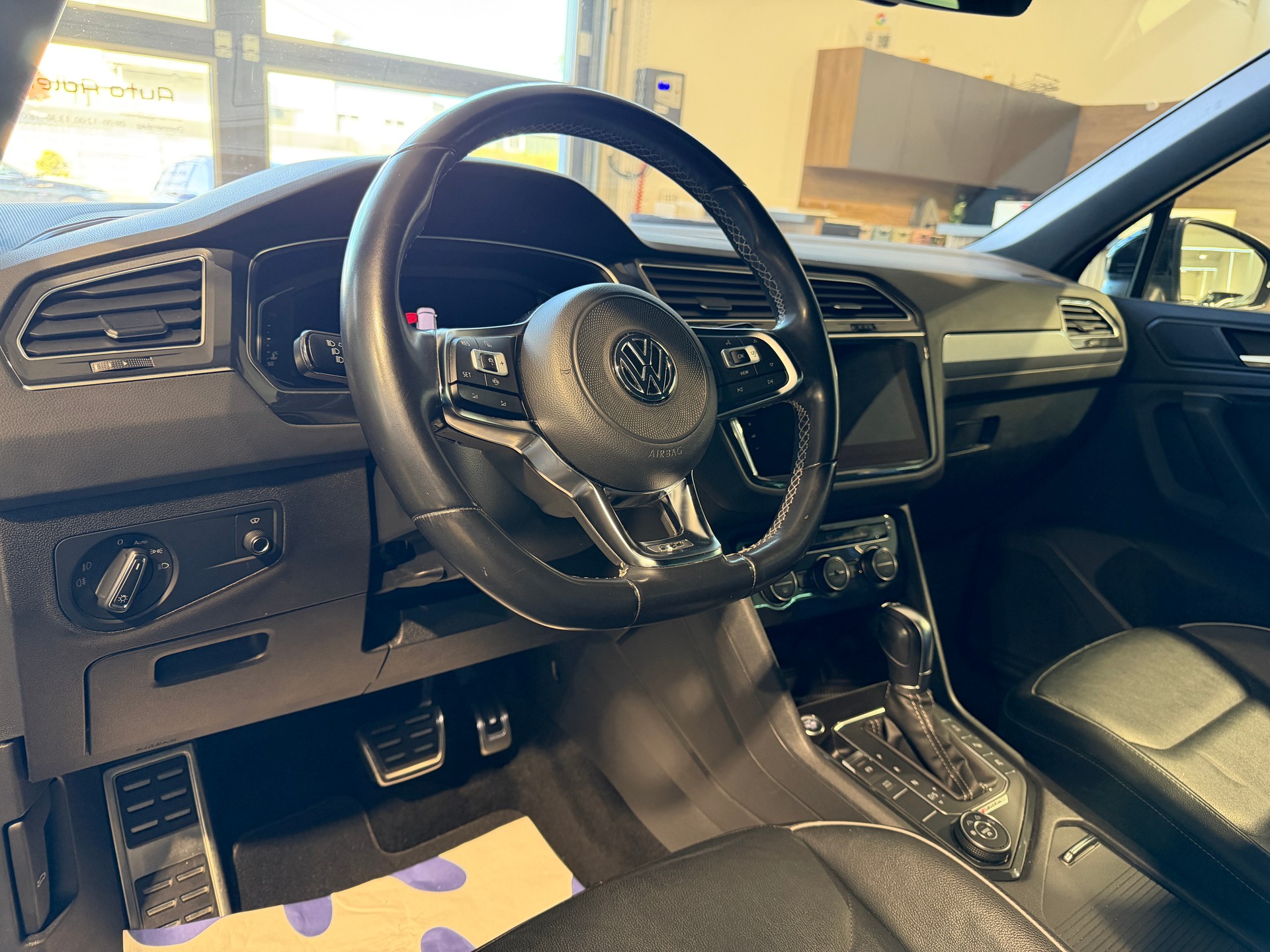 VW Tiguan 2.0TSI Highline 4Motion DSG-showroom-element-1