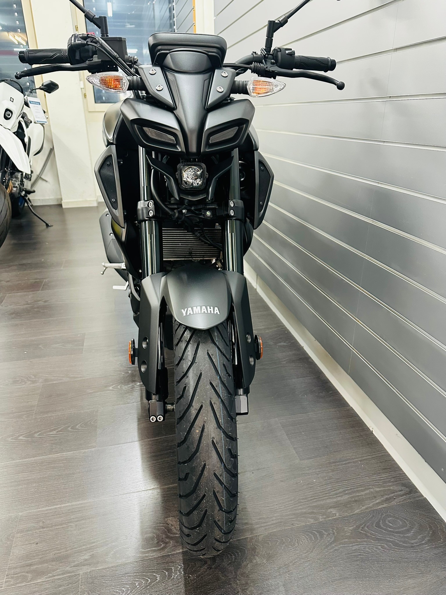 YAMAHA MT-125 ABS-showroom-element-2