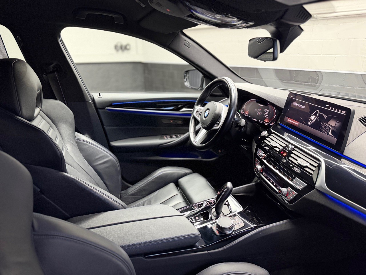 BMW M550i xDrive M Sport Pro Steptronic | Champagnerlack Sonderlackierung | Head-Up | M-Sportsitze | Laser | Harman/Kardon / AHK 2T-image-25