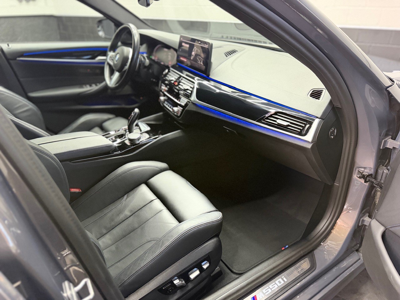 BMW M550i xDrive M Sport Pro Steptronic | Champagnerlack Sonderlackierung | Head-Up | M-Sportsitze | Laser | Harman/Kardon / AHK 2T-image-24
