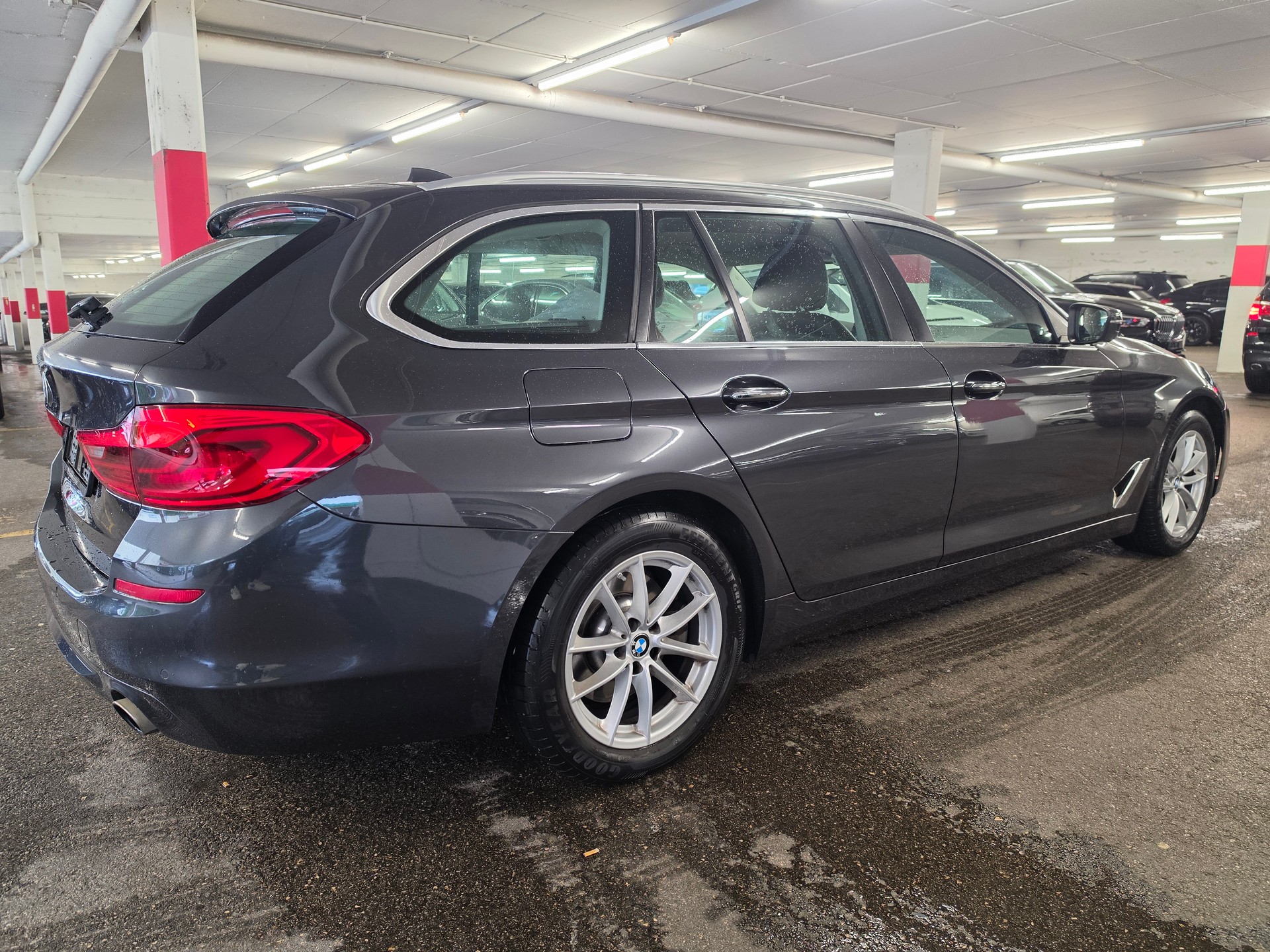 BMW 520d xDrive Touring Sport Line Steptronic-image-2