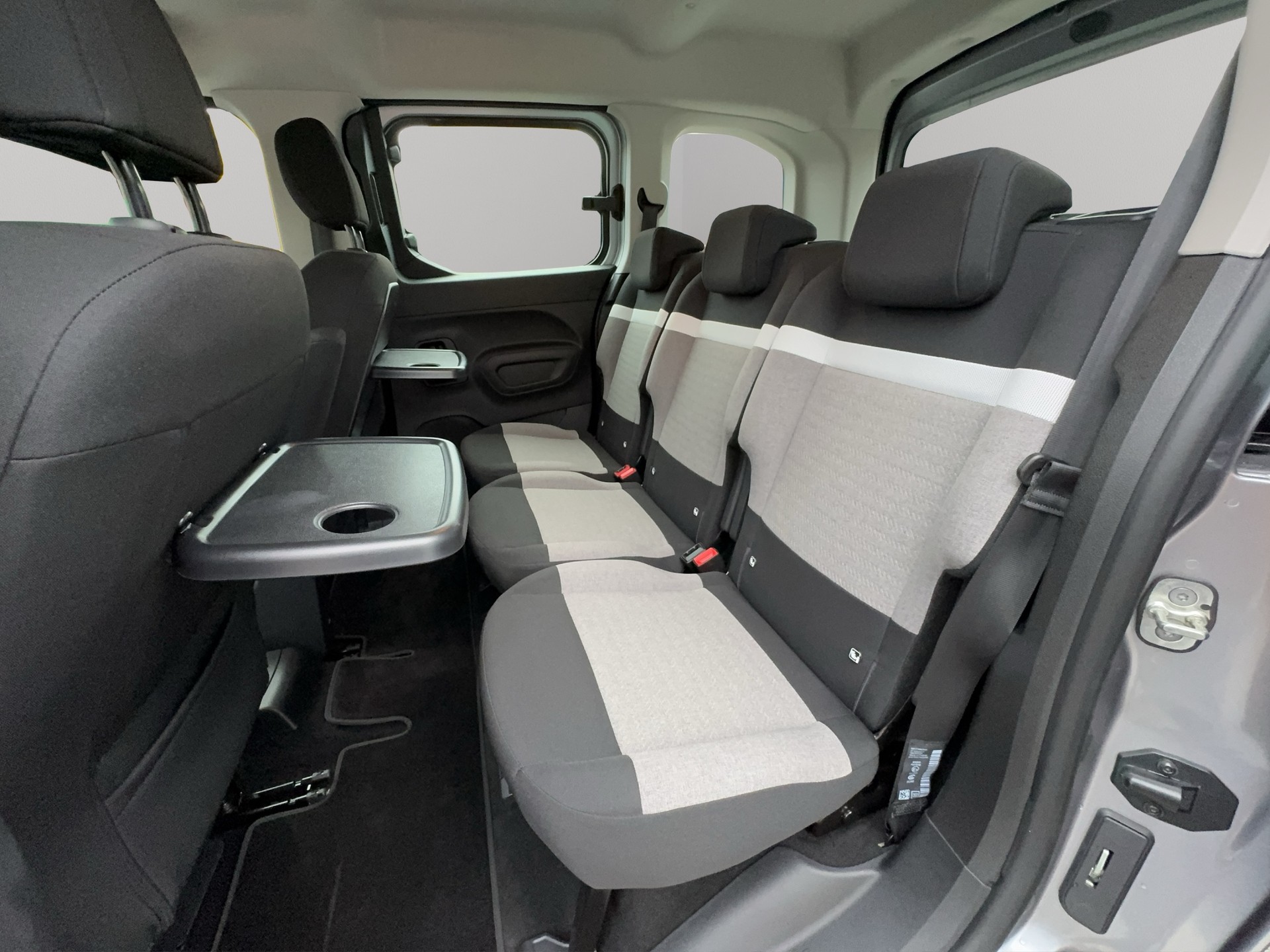 CITROEN Berlingo 1.5 BlueHDi Swiss Edition-image-11