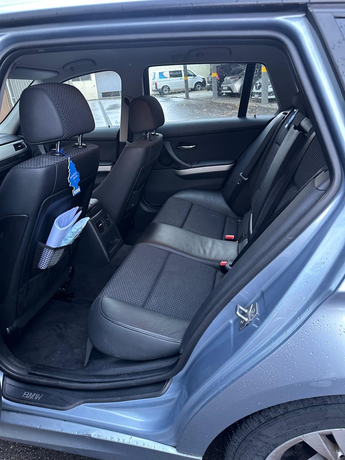 BMW 320i Touring Dynamic Edition Steptronic-image-3