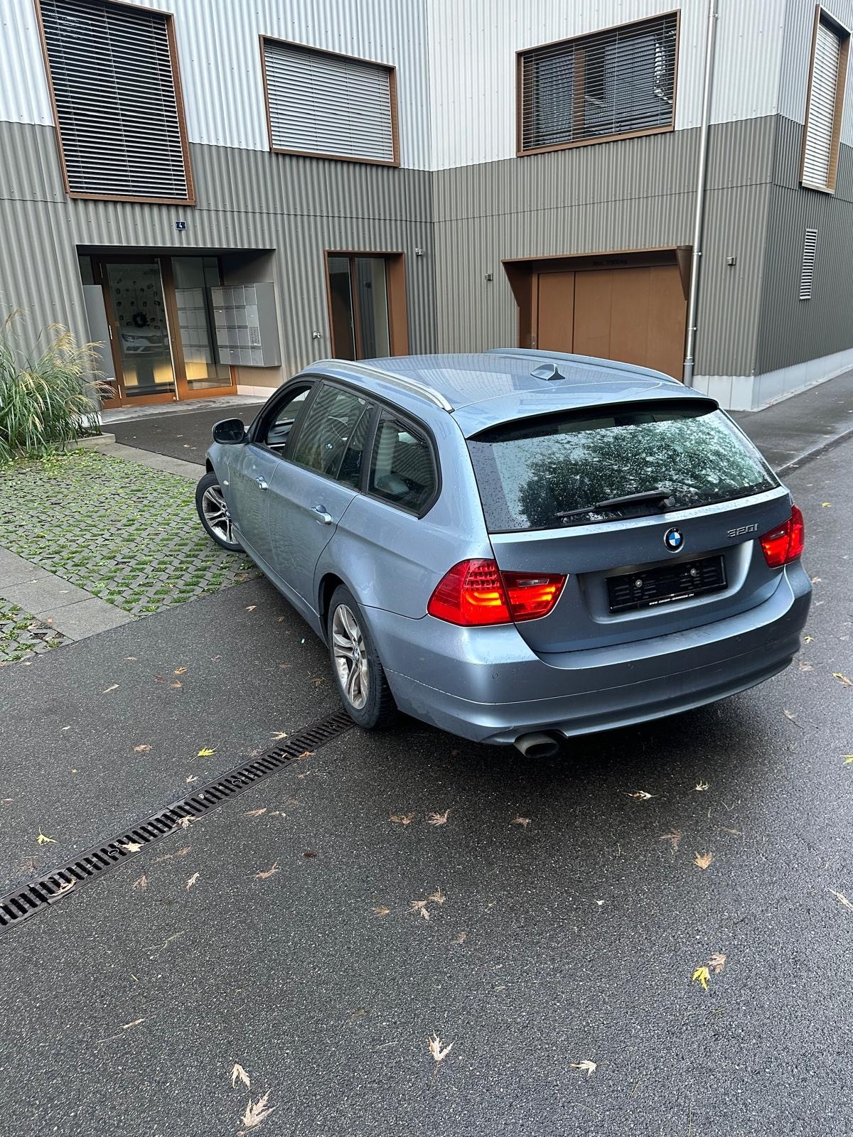 BMW 320i Touring Dynamic Edition Steptronic-image-1