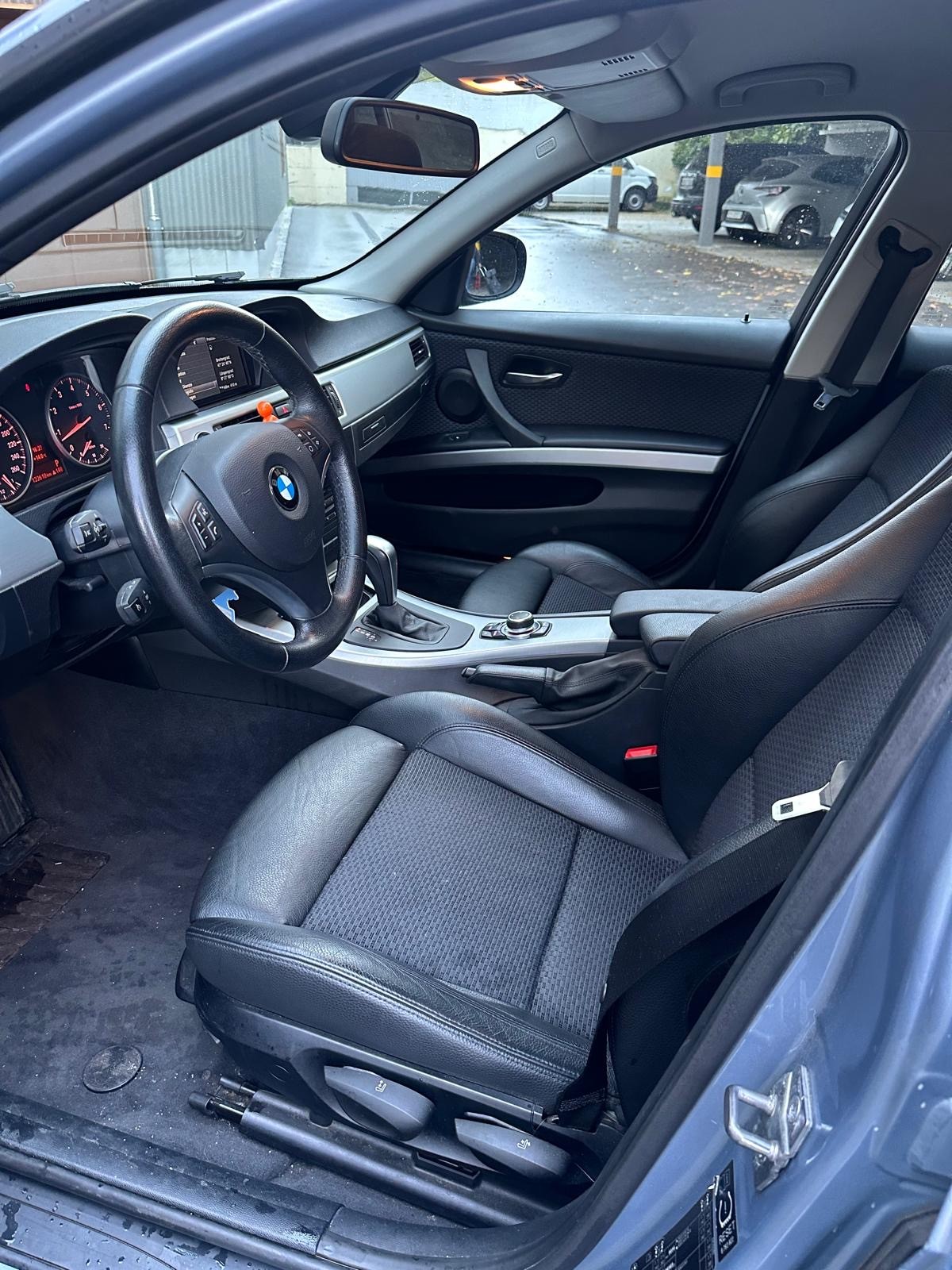 BMW 320i Touring Dynamic Edition Steptronic-image-4