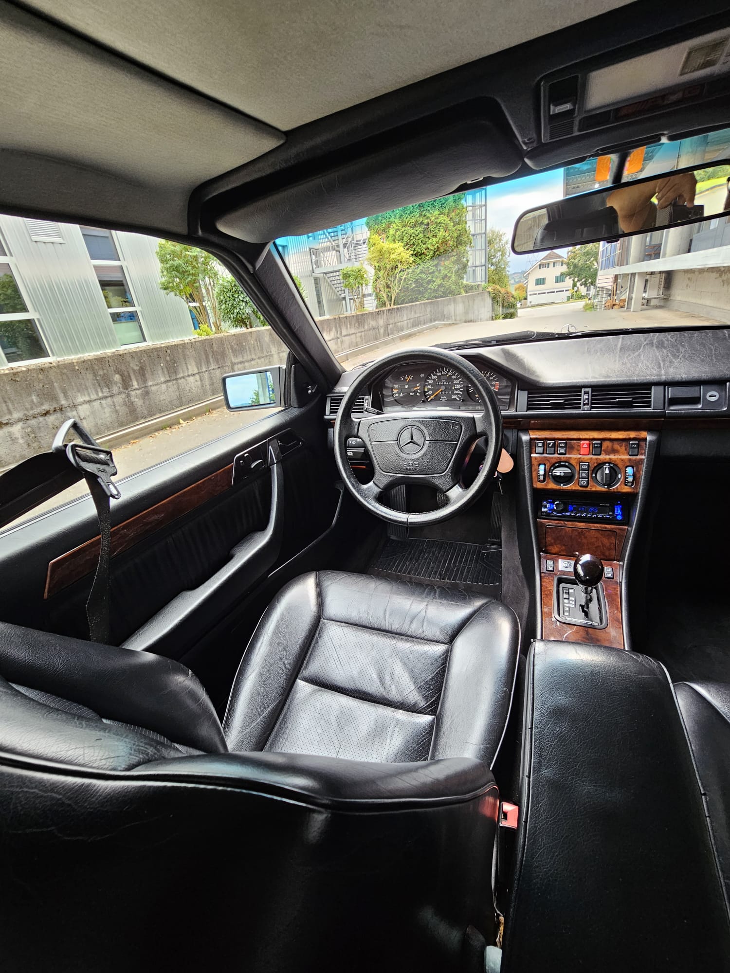 MERCEDES-BENZ 300 CE-24-image-6