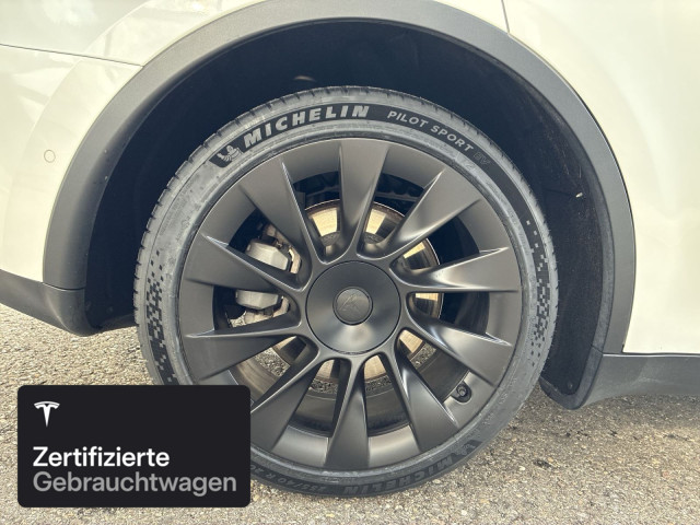 TESLA Model Y Long Range AWD-image-9