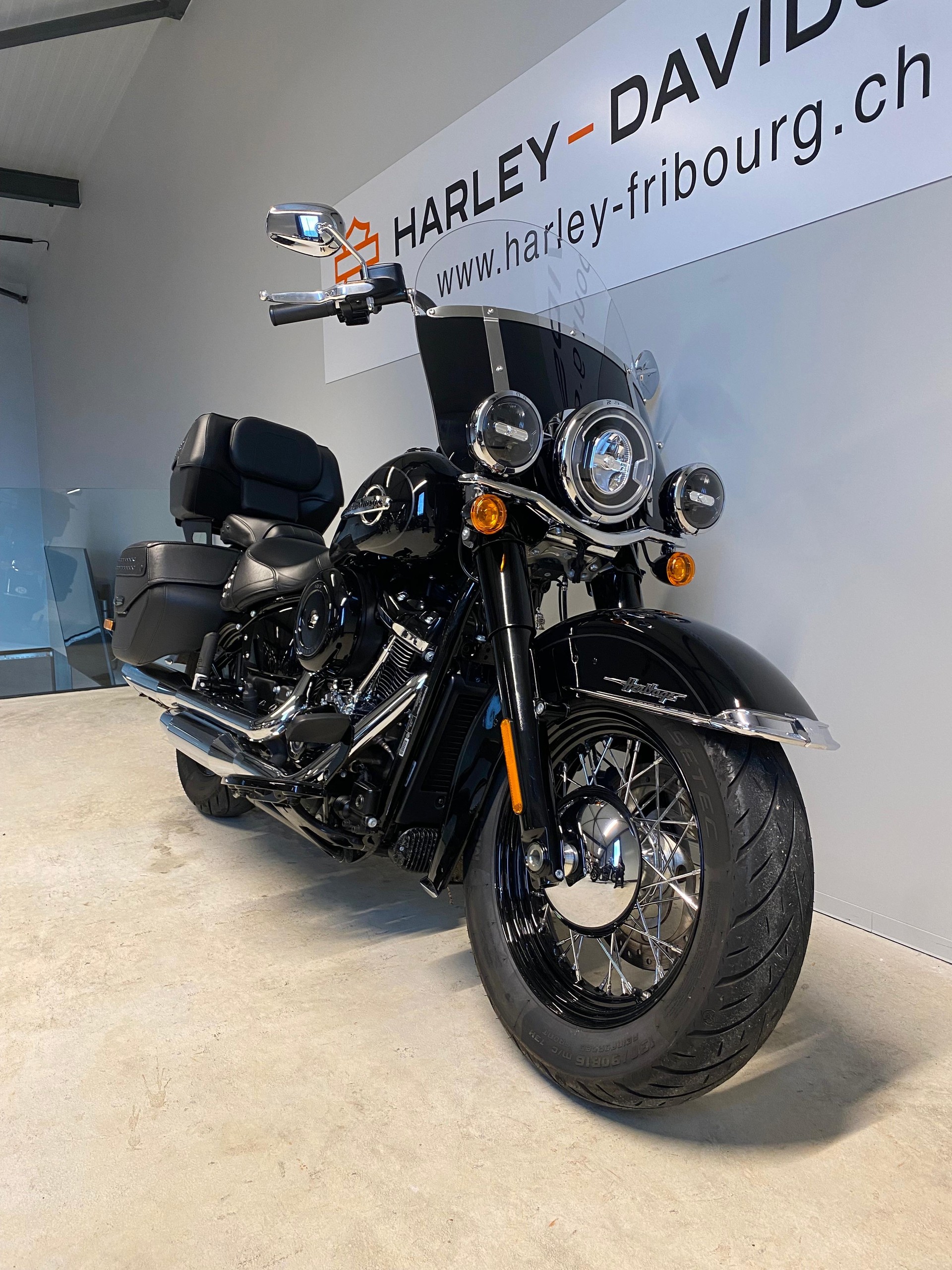HARLEY-DAVIDSON FLHC Heritage Classic 107 ABS-showroom-element-1