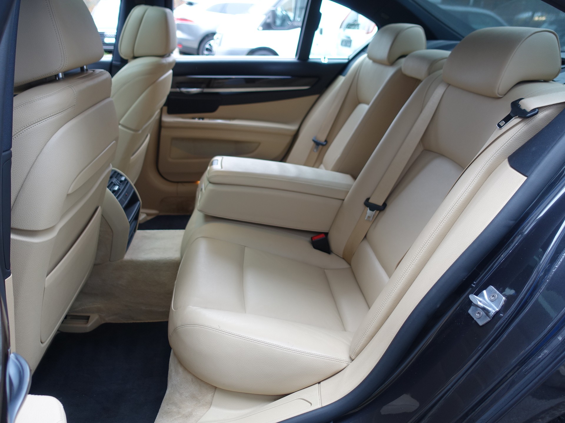 BMW 740d xDrive-image-13