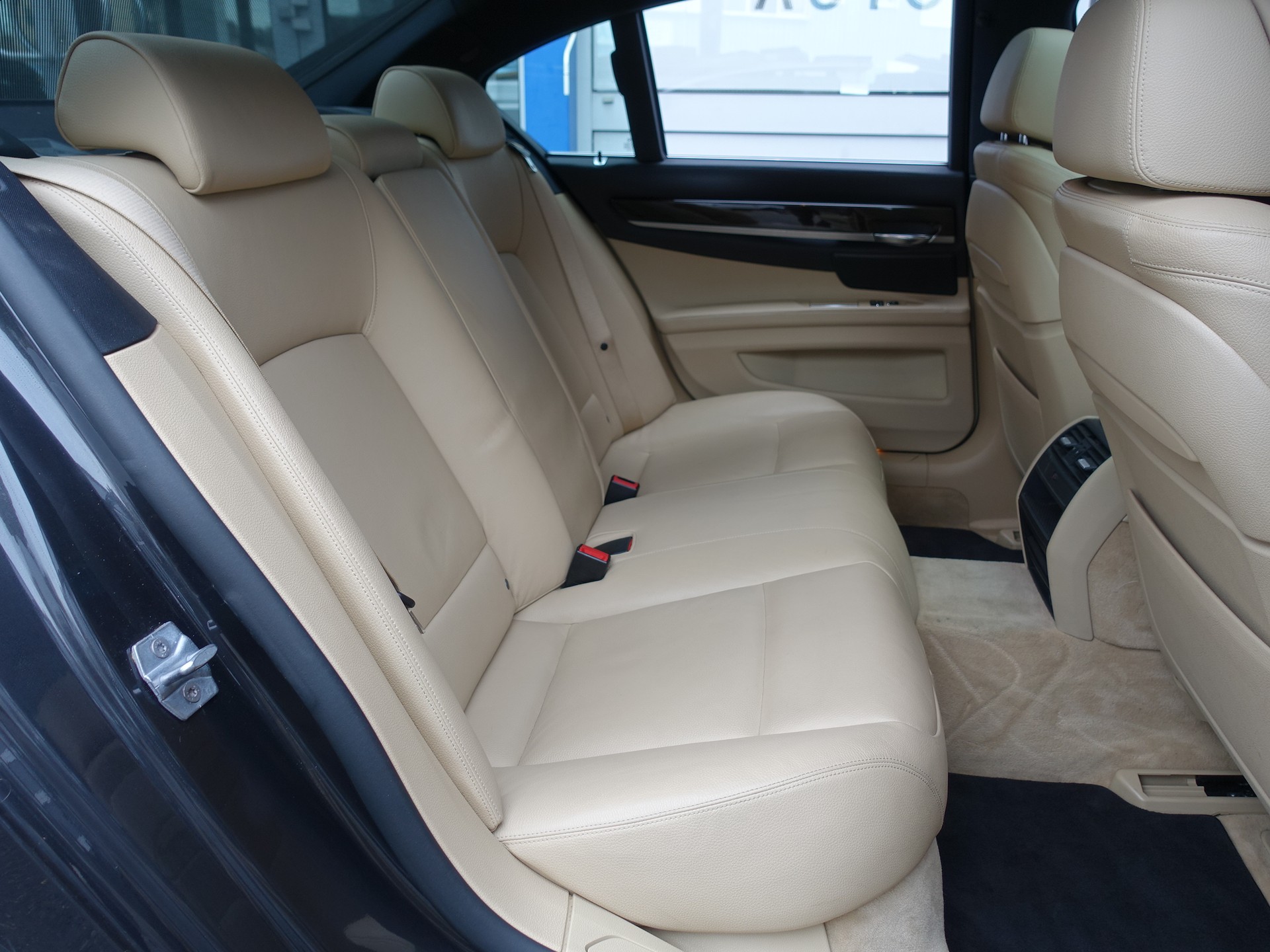 BMW 740d xDrive-image-14