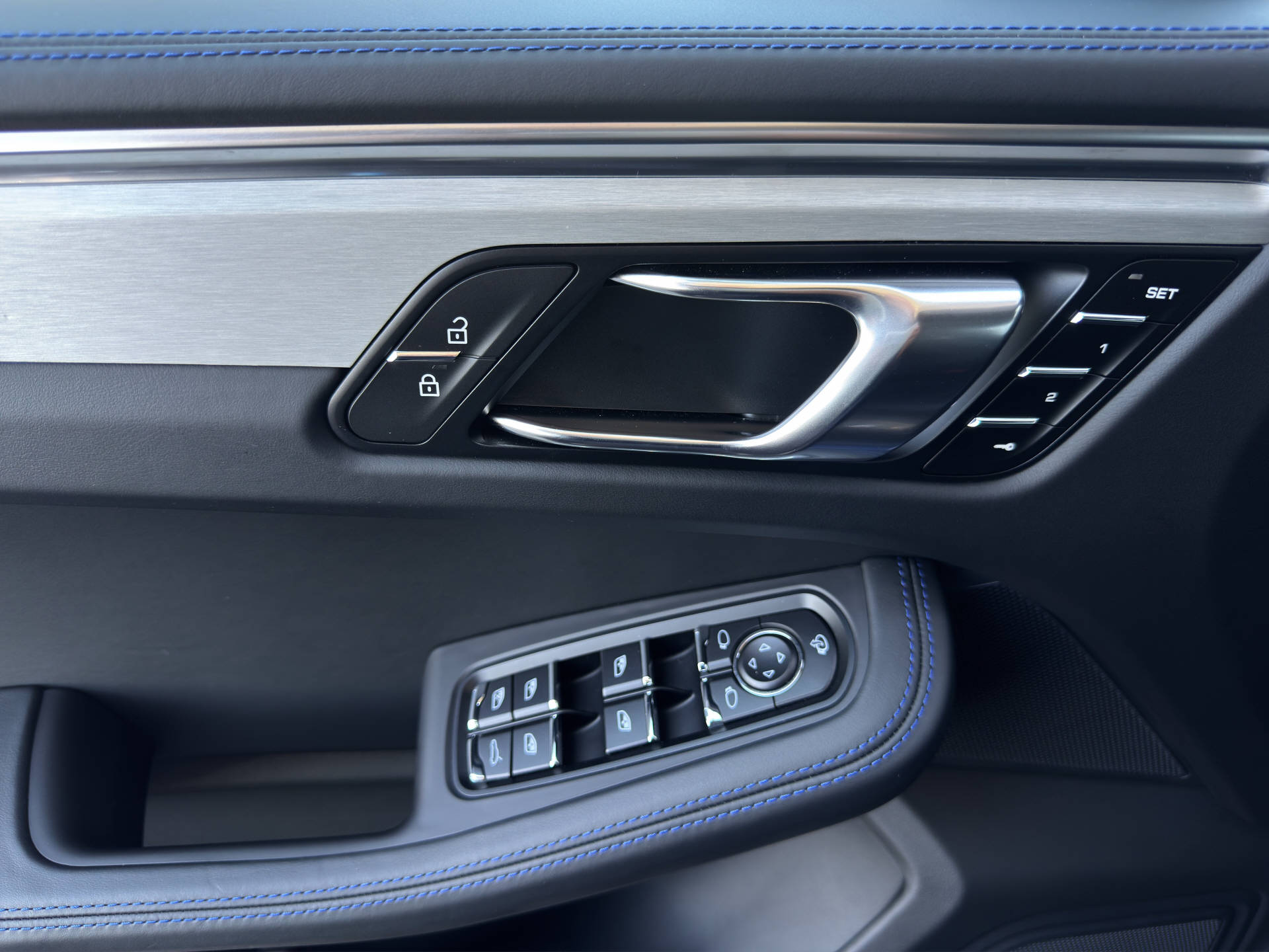 PORSCHE Macan-image-10