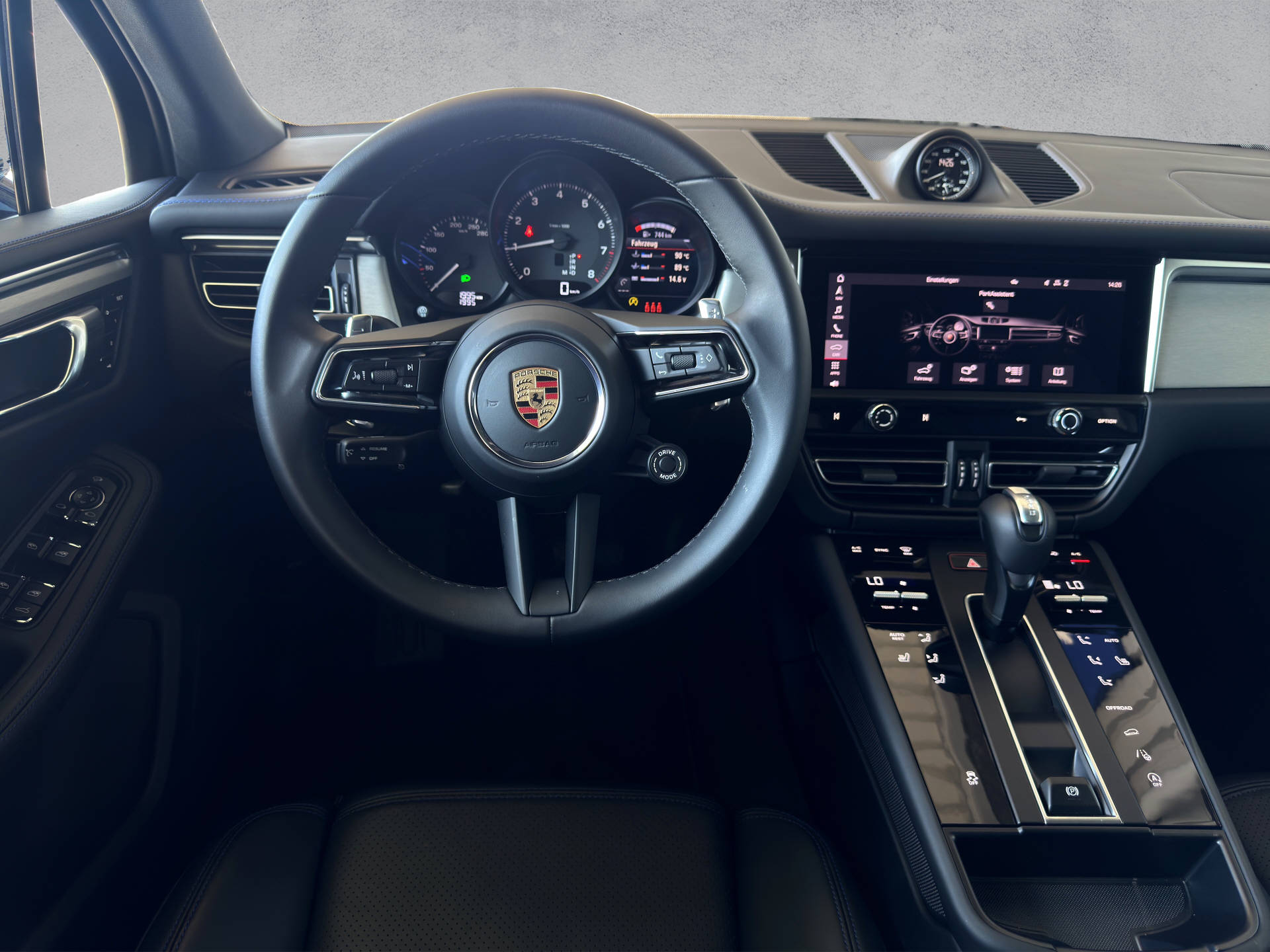 PORSCHE Macan-image-5