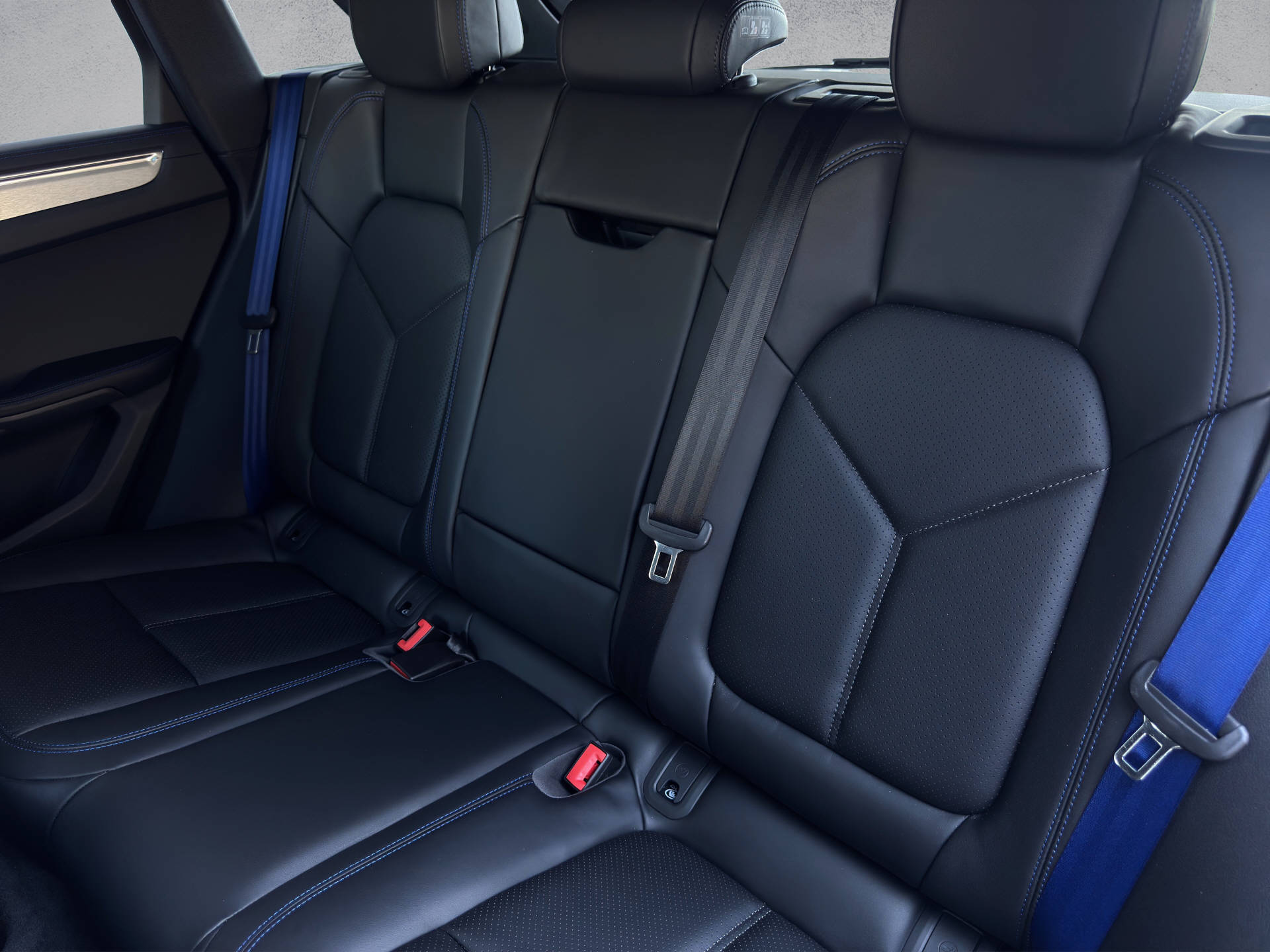 PORSCHE Macan-image-12