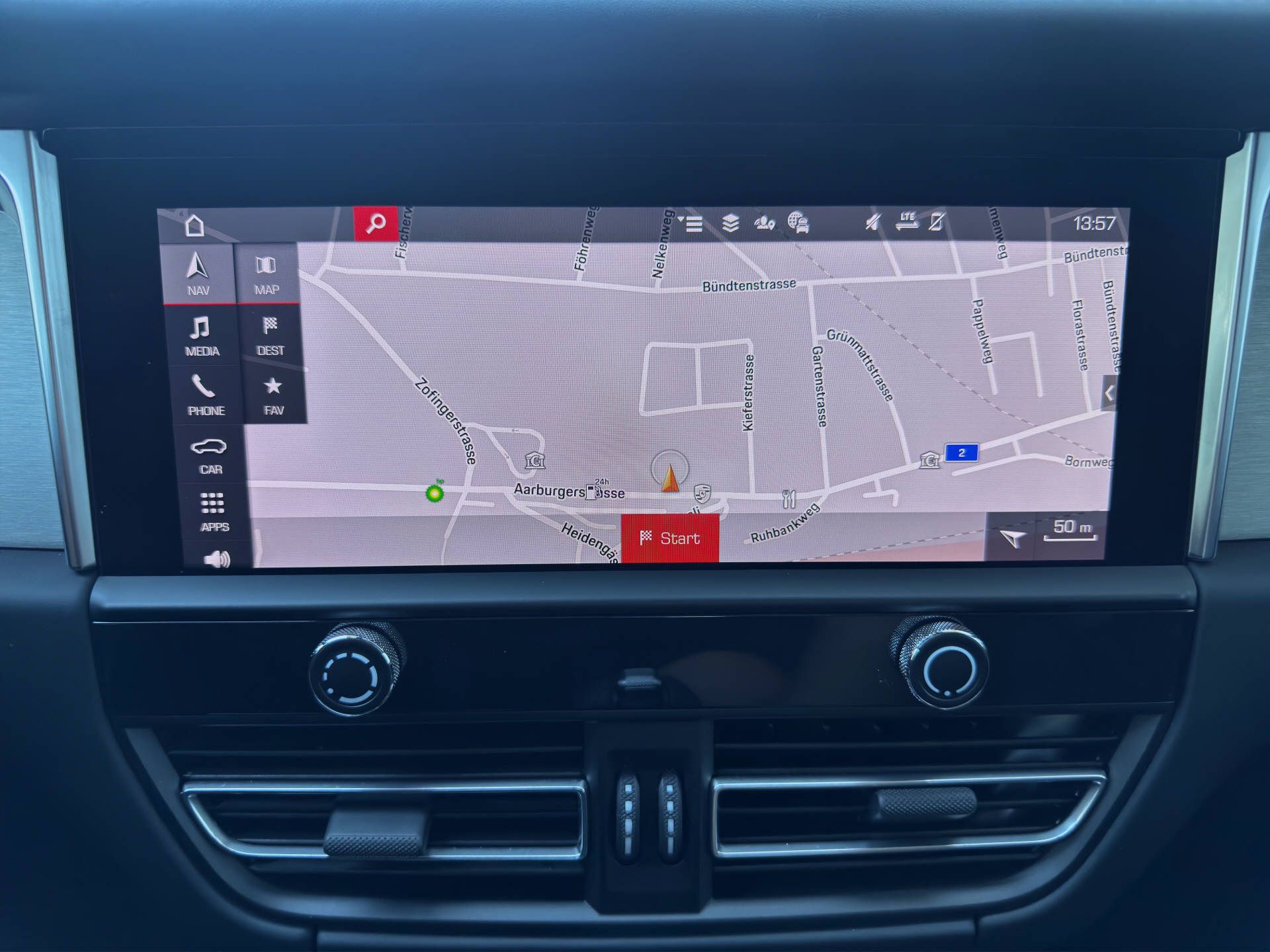 PORSCHE Macan-image-8